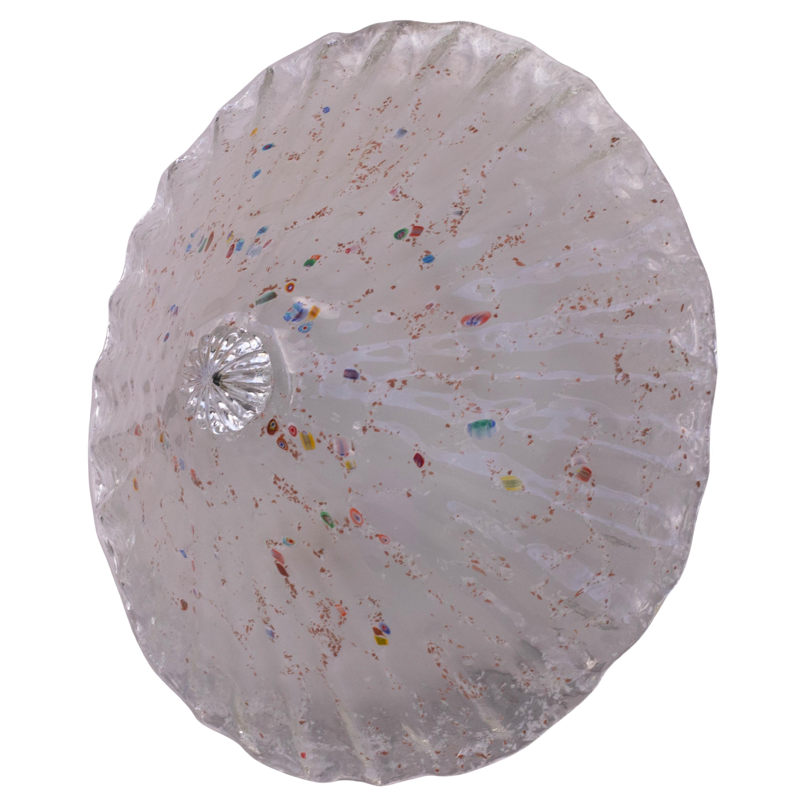 Straordinaria lampada da soffitto arcobaleno multicolore in vetro di Murano, con riflessi rosa verde giallo e turchese di murrine

Periodo: circa 1970.

La lampada monta 3 portalampada standard europei e27, con possibilità di ricablaggio per gli