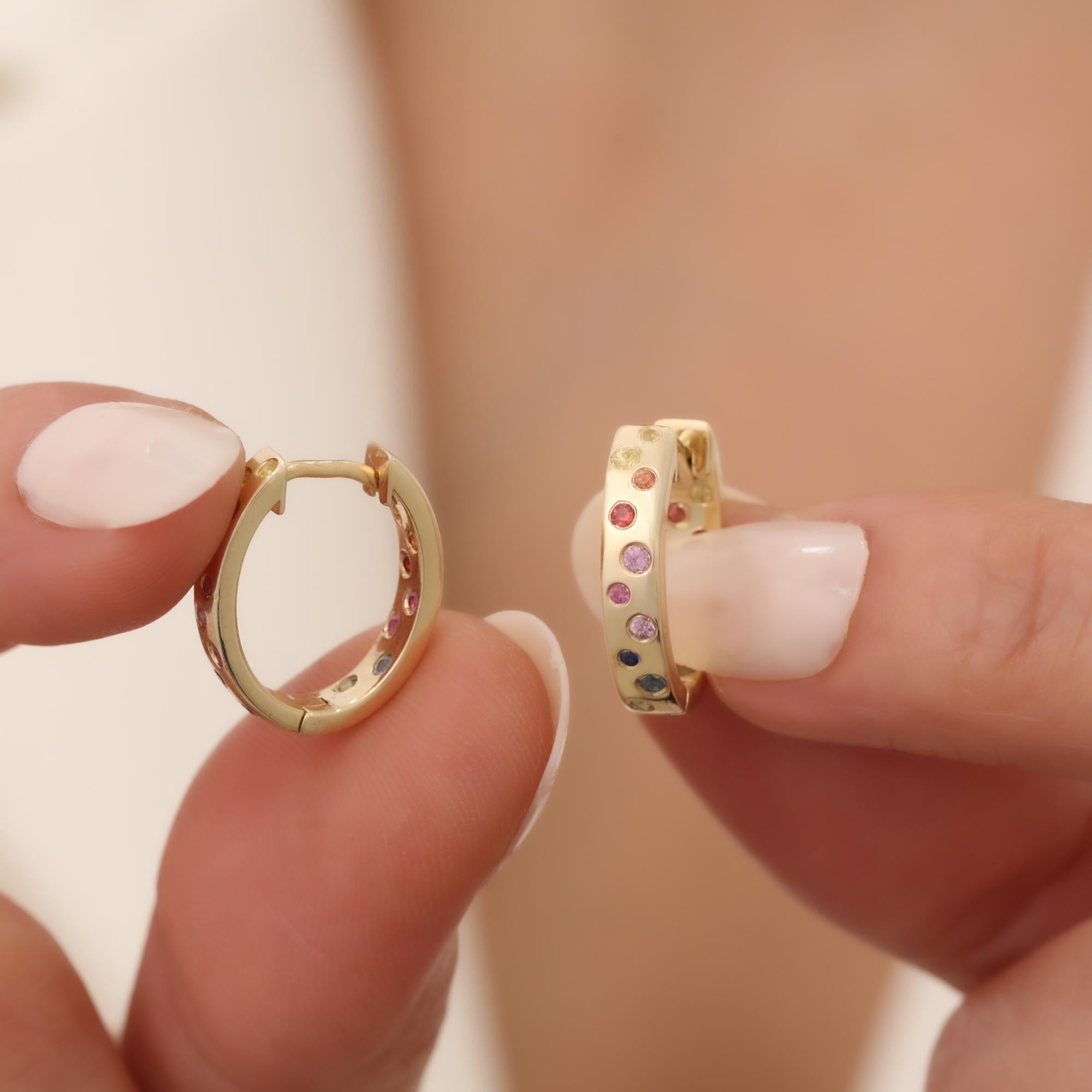Mehrfarbige Huggie Hoop-Ohrringe aus massivem Gold mit Regenbogen-Saphir für Damen oder Herren im Angebot