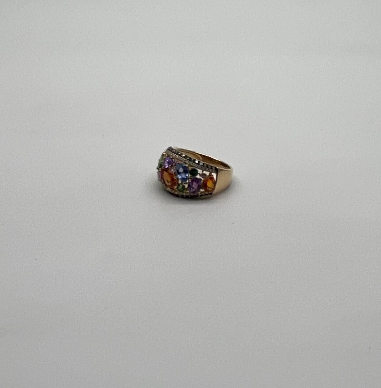 Moderno Anello con zaffiri arcobaleno multicolore e diamante in oro giallo 14 carati con dichiarazione a cupola in vendita