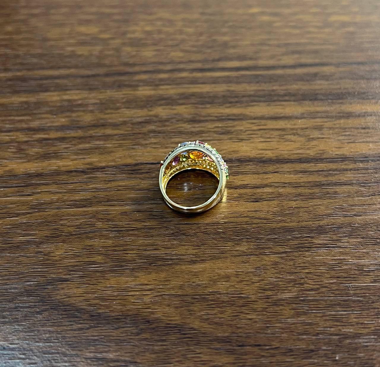 Taglio misto Anello con zaffiri arcobaleno multicolore e diamante in oro giallo 14 carati con dichiarazione a cupola in vendita