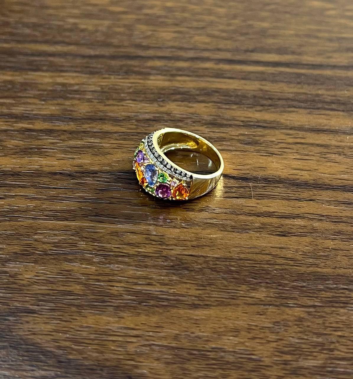 Anello con zaffiri arcobaleno multicolore e diamante in oro giallo 14 carati con dichiarazione a cupola In condizioni Nuovo in vendita a Oakton, VA