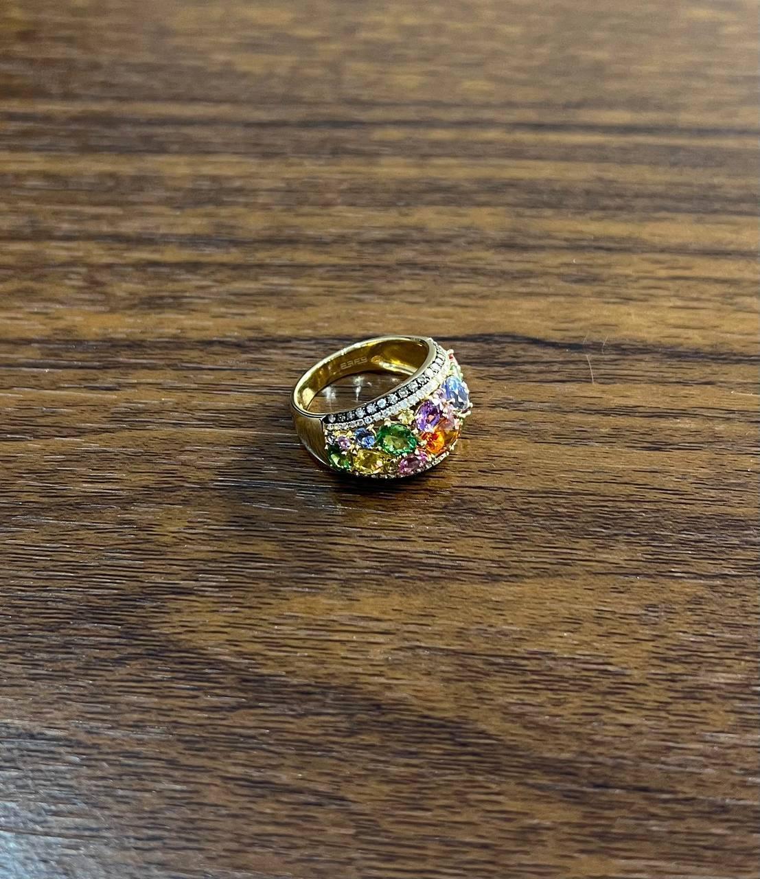 Donna Anello con zaffiri arcobaleno multicolore e diamante in oro giallo 14 carati con dichiarazione a cupola in vendita