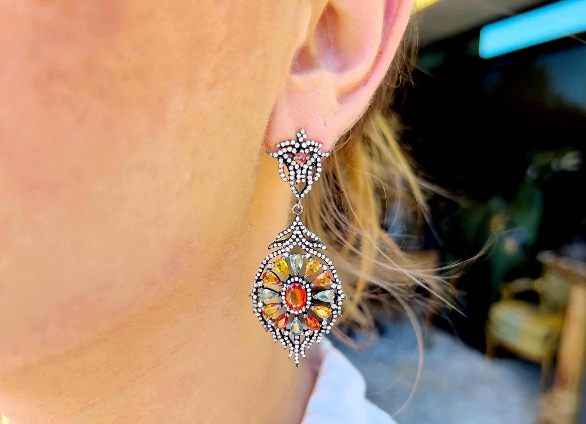 Taille mixte Boucles d'oreilles en argent avec saphirs multicolores de 8 carats au total et diamants en vente