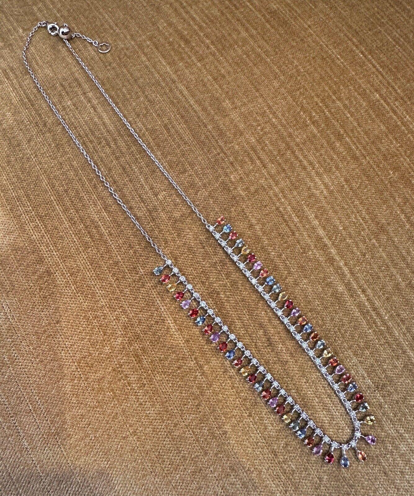 Multicolor Saphir und Diamant Tropfen Halskette in 18k Weißgold

Saphir- und Diamant-Halskette mit birnenförmigen Multicolor-Saphiren, die von runden Brillanten an einer Kette aus 18 Karat Weißgold hängen.

Das Gesamtgewicht des Saphirs beträgt 4,95
