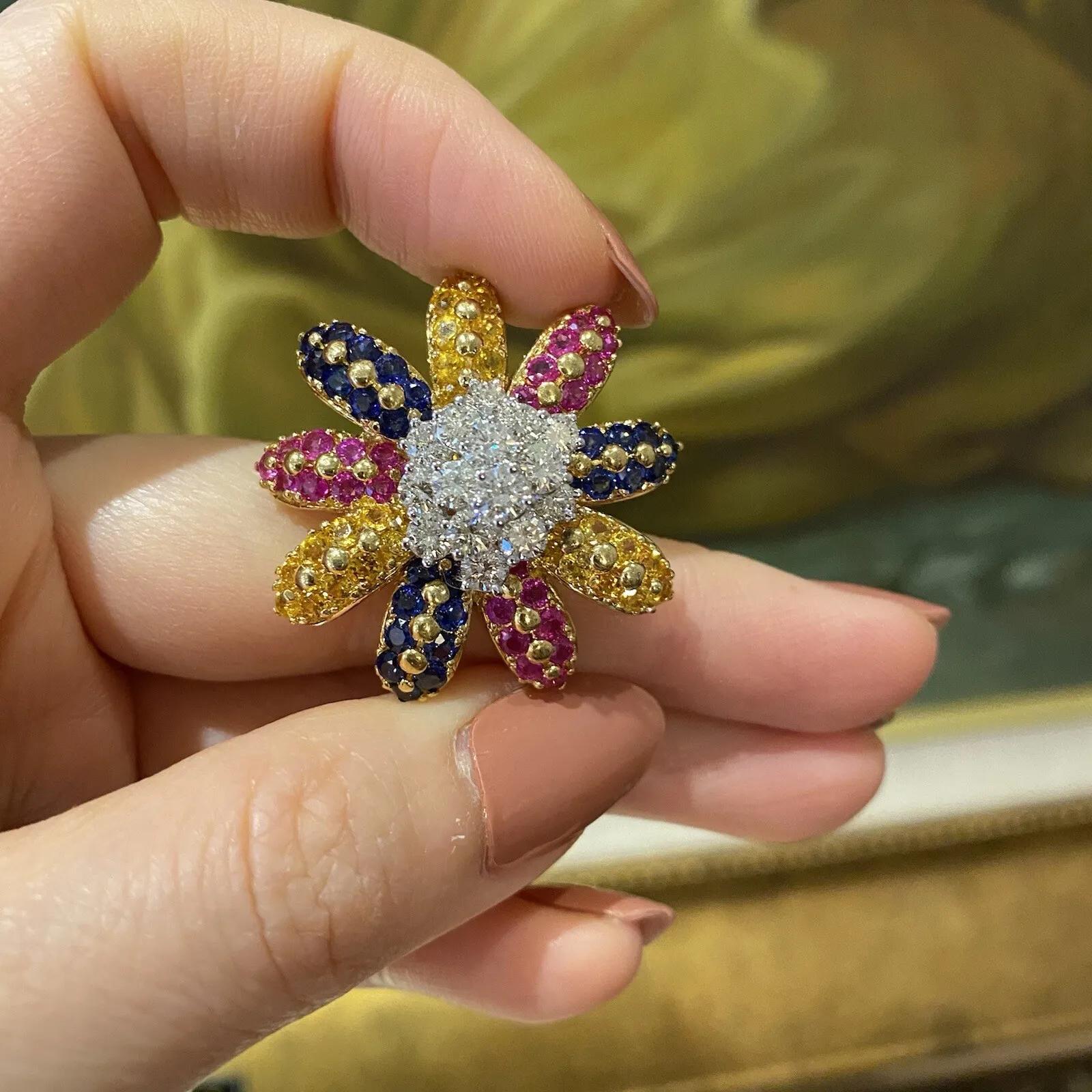 Broche pendentif marguerite en or jaune 18k saphir multicolore et diamant

La broche pendentif marguerite en saphirs multicolores et diamants présente neuf pétales sertis de saphirs jaunes, bleus et roses et une grappe centrale composée de 15