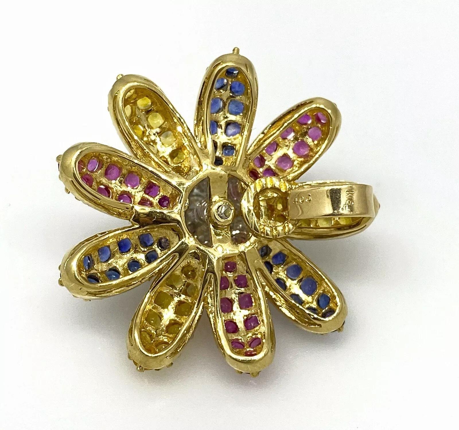 Pendentif marguerite en or jaune 18k saphir multicolore et diamant Excellent état - En vente à La Jolla, CA