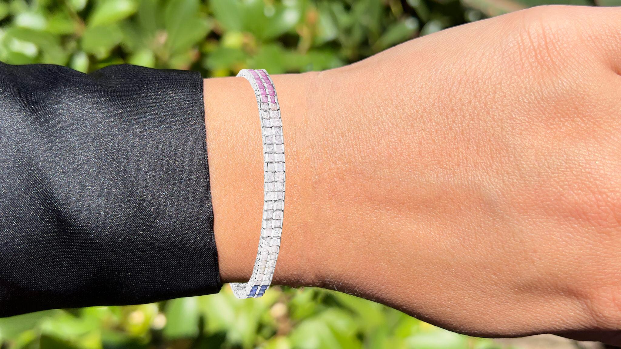 Viene fornito con la valutazione GIA GG/AJP
Tutte le pietre sono naturali
46 zaffiri blu = 3,22 carati
46 zaffiri rosa = 3,22 carati
44 zaffiri bianchi = 3,08 carati
Metallo: Argento massiccio
Lunghezza: 7,75 pollici