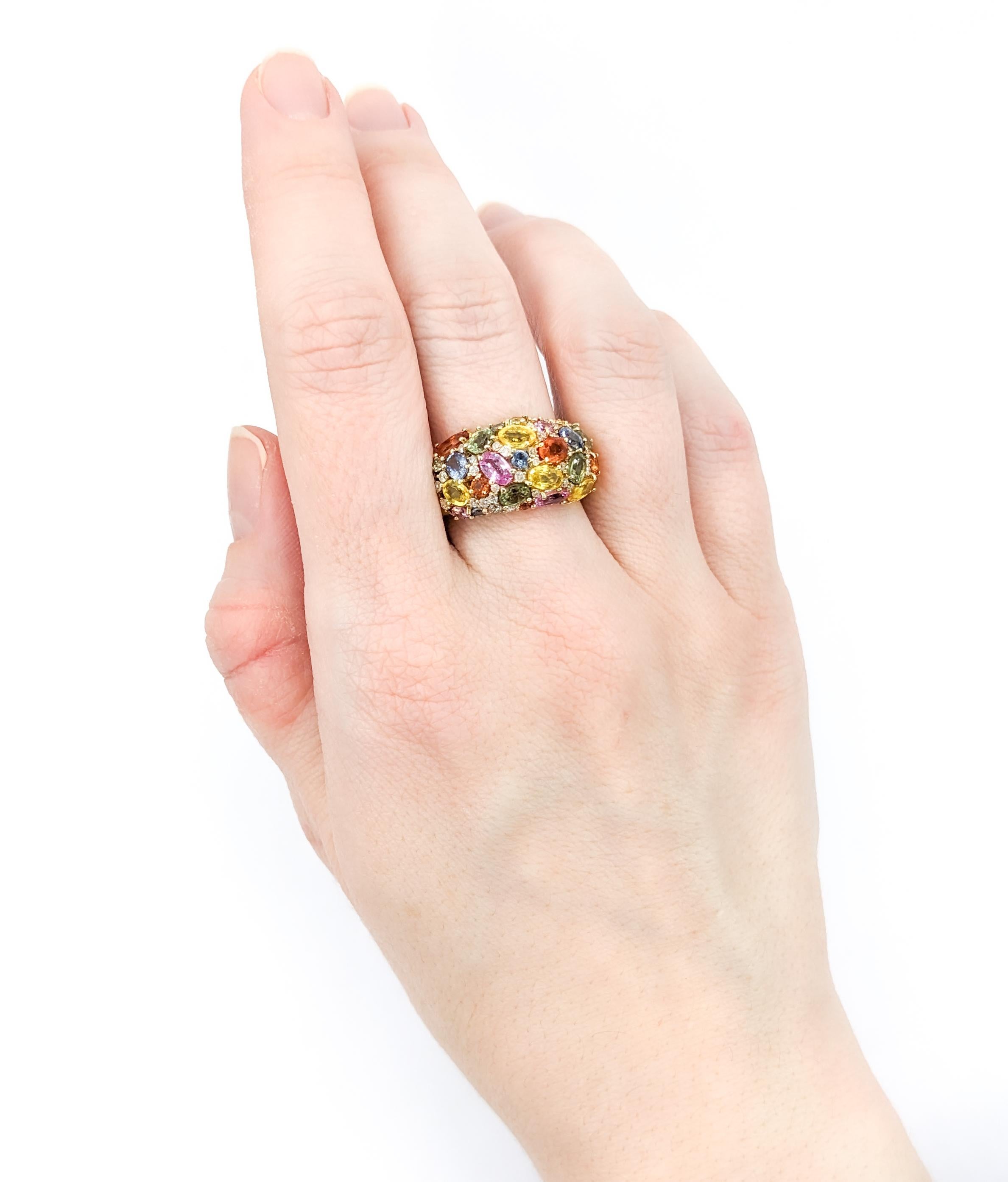 Mehrfarbiger Saphir- und Diamant-Pavé-Ring aus Gelbgold (Ovalschliff)