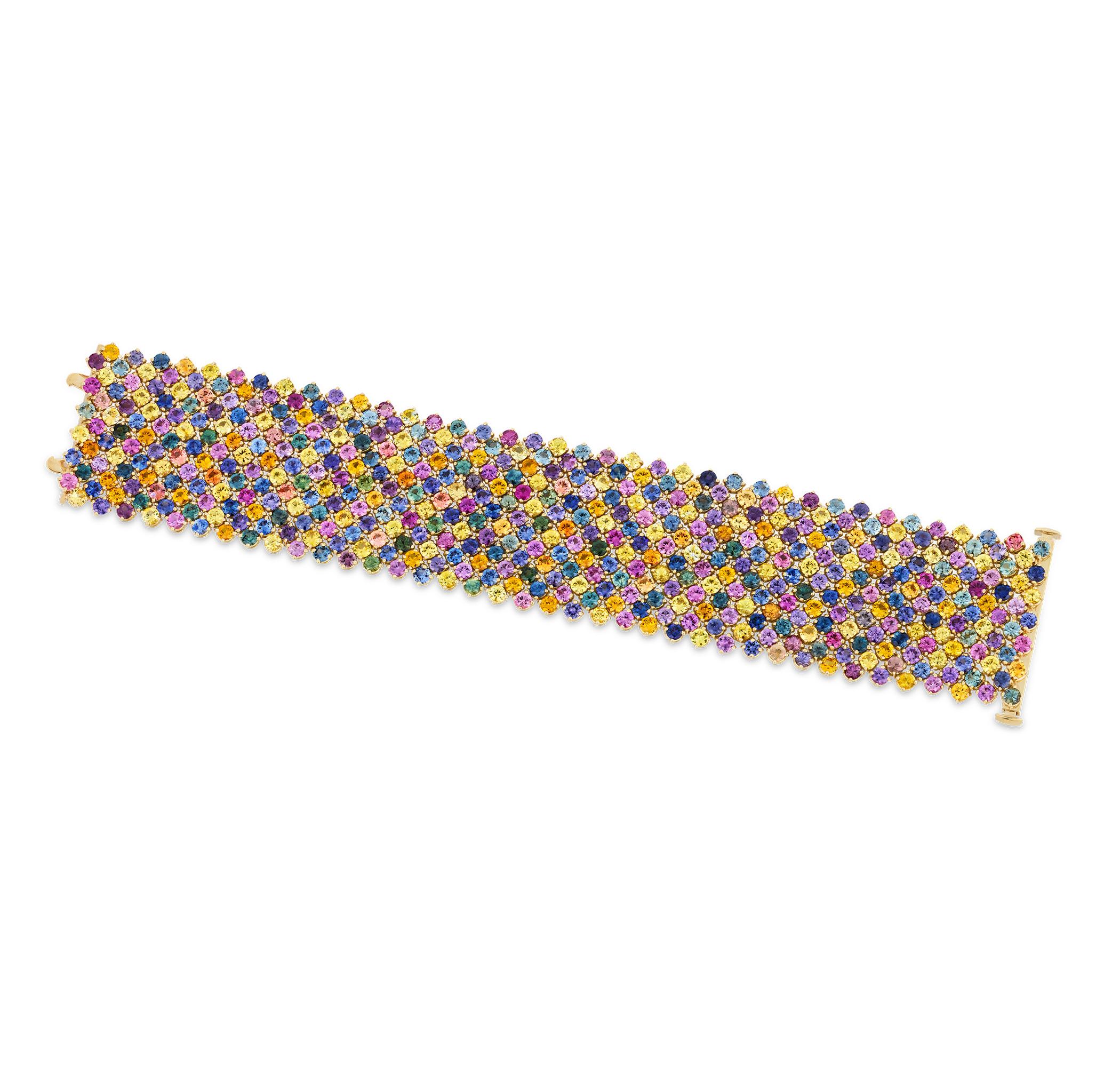 Unos asombrosos 494 zafiros redondos multicolor adornan esta lujosa pulsera de malla, con un total de 65,53 quilates. Los zafiros azules, morados, rosas, naranjas, amarillos y verdes, que forman un fascinante arco iris en el diseño, están