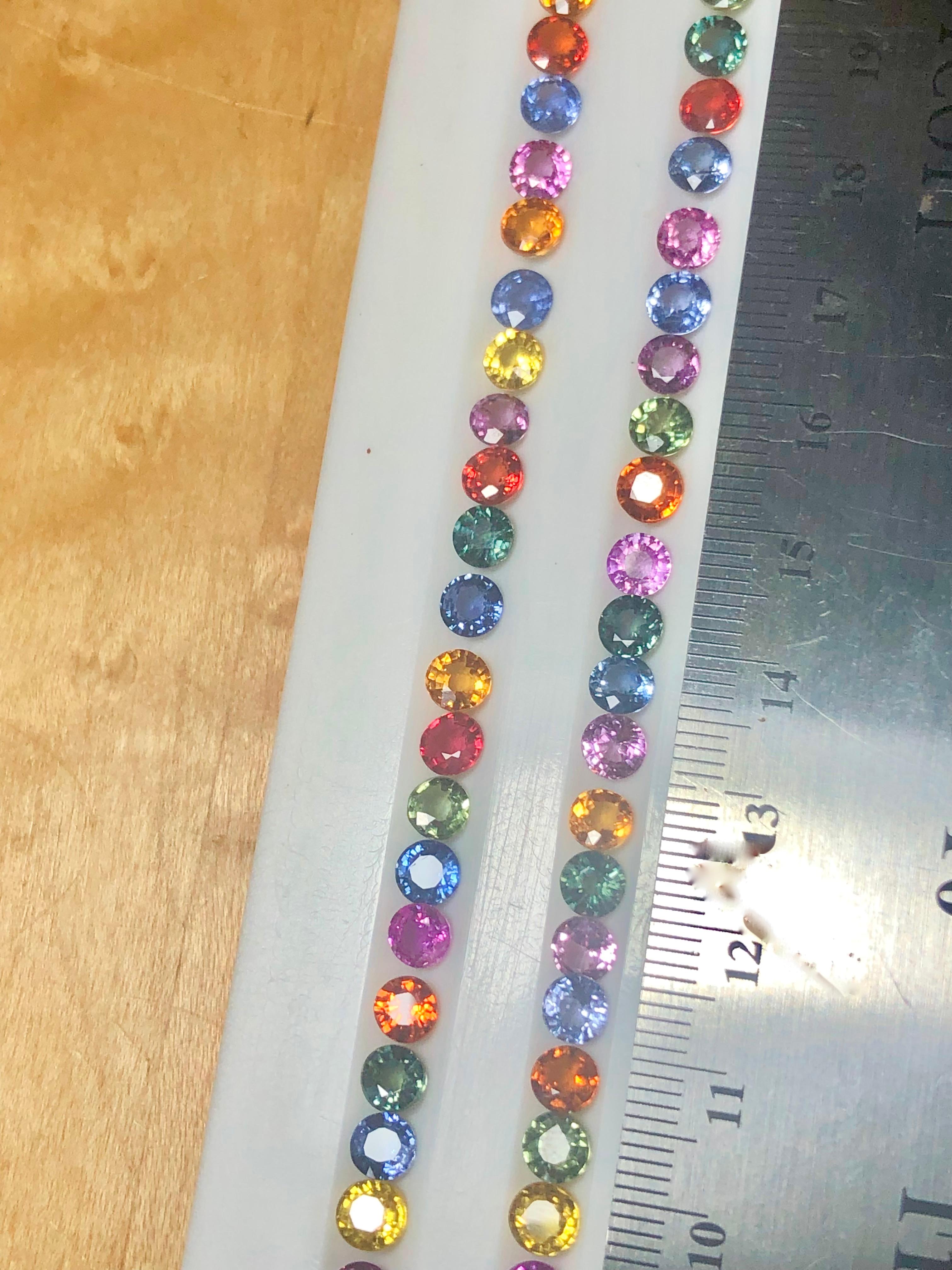 Collier saphir multicolore à un rang
Collier de saphirs naturels de Ceylan AAA de taille ronde, le magnifique éventail de couleurs multiples attirera l'attention de tous. L'assortiment de couleurs va du bleu au jaune, en passant par le rose,
