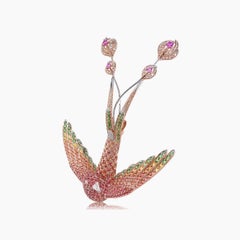 Broche de oro rosa con zafiro multicolor y diamante naranja pavé pájaro de cola larga