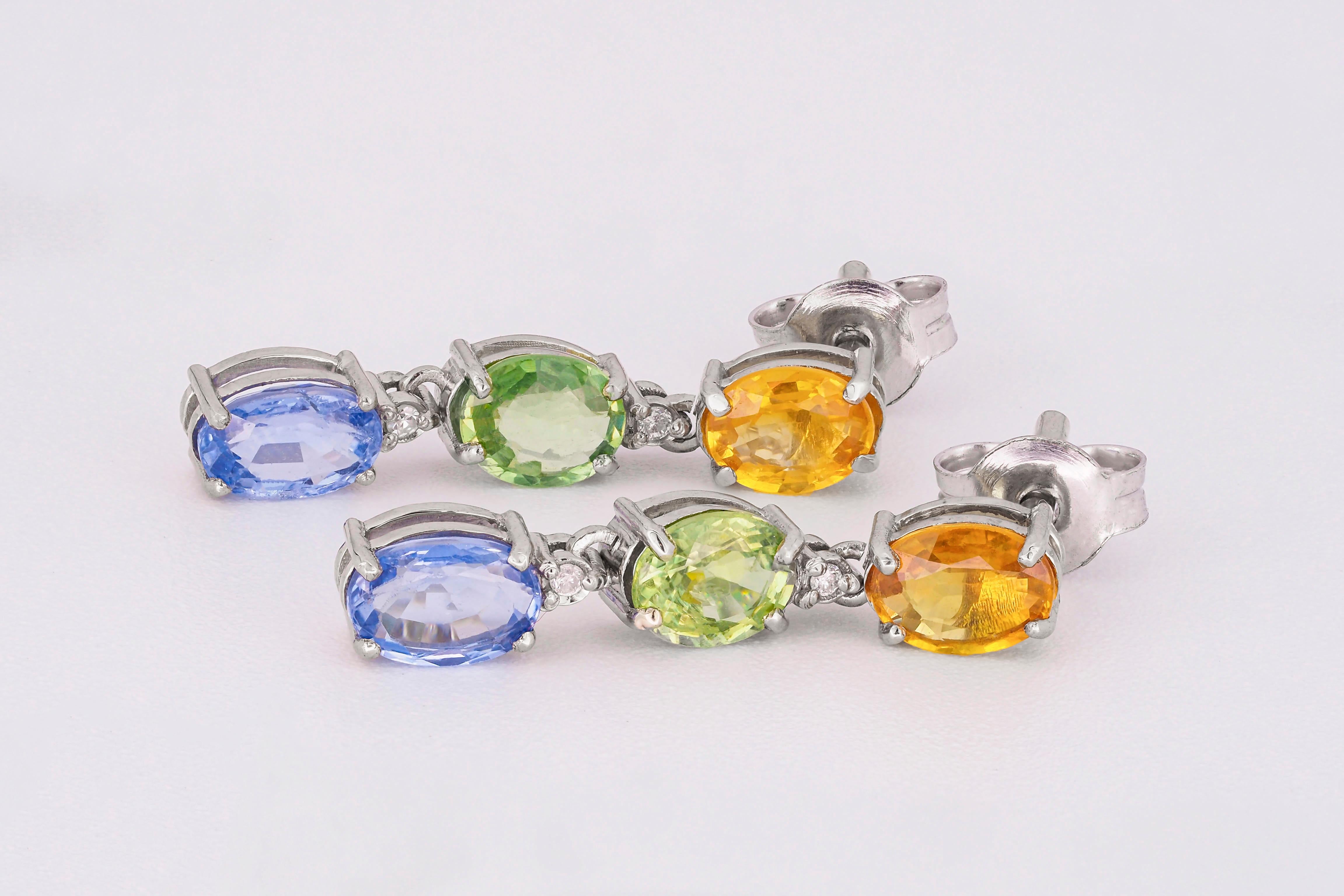 Ohrstecker aus 14k Gold mit mehrfarbigen Saphiren. Tropfenohrringe mit Saphir. Ohrringe aus blauem, grünem und gelbem Saphir. Ohrringe mit Geburtsstein für September. Statement-Ohrringe. 

14k Massivgold
Gewicht: 2,80 g.
Größe: 23 x 4,5
