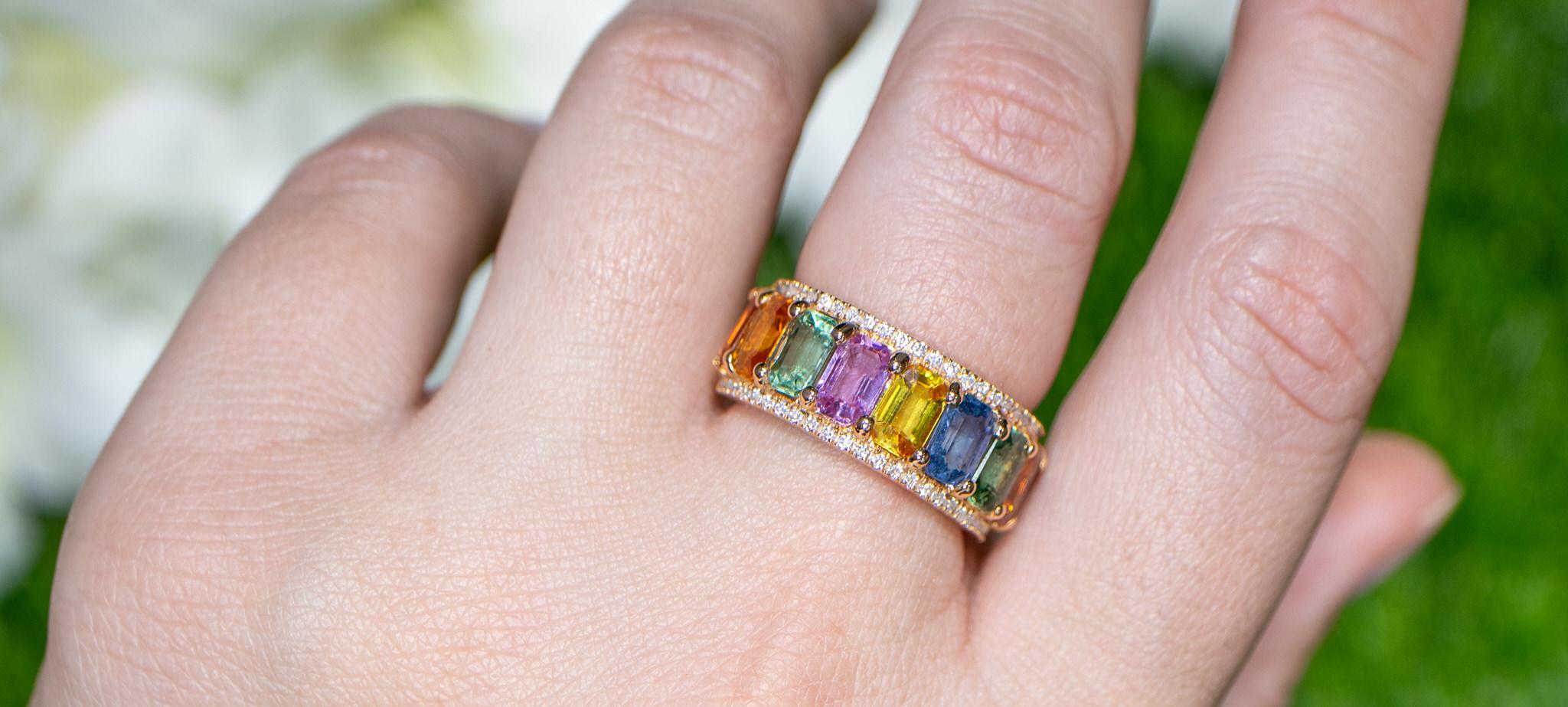 Contemporary Multicolor Sapphires Band Ring With Diamonds 6.52 Carats 18K Gold For Sale