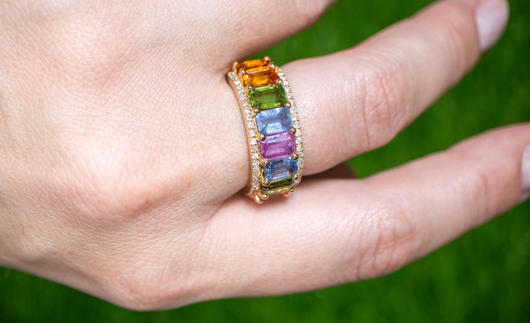 Multicolor Sapphires Band Ring With Diamonds 6.52 Carats 18K Gold In Excellent Condition For Sale In Aliso Viejo, CA