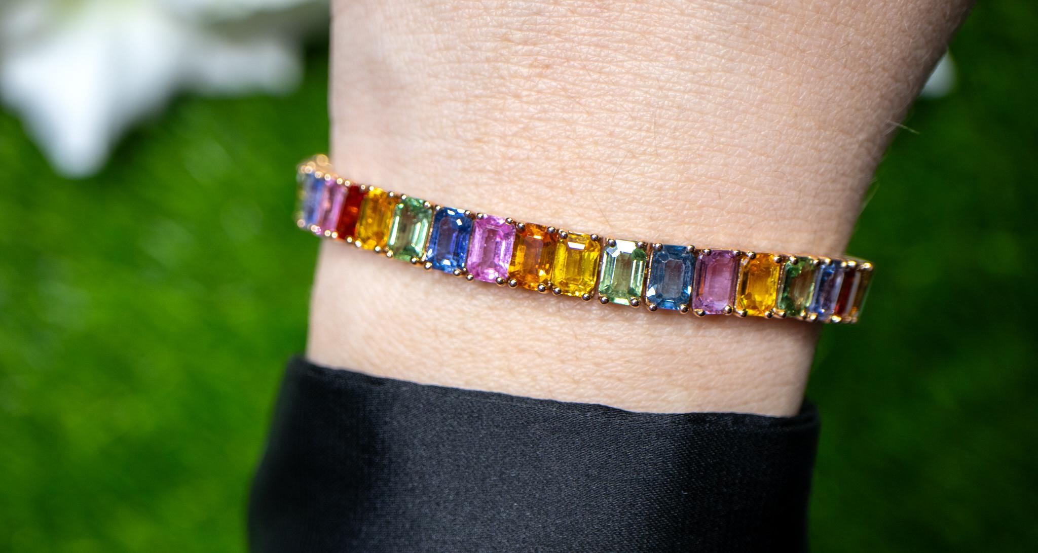 Mehrfarbiges Saphir-Armband Regenbogen 22 Karat 18K Roségold (Smaragdschliff) im Angebot