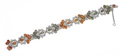 Armband aus 14 Karat Weiß- und Roségold mit mehrfarbigen Saphiren und Diamanten.