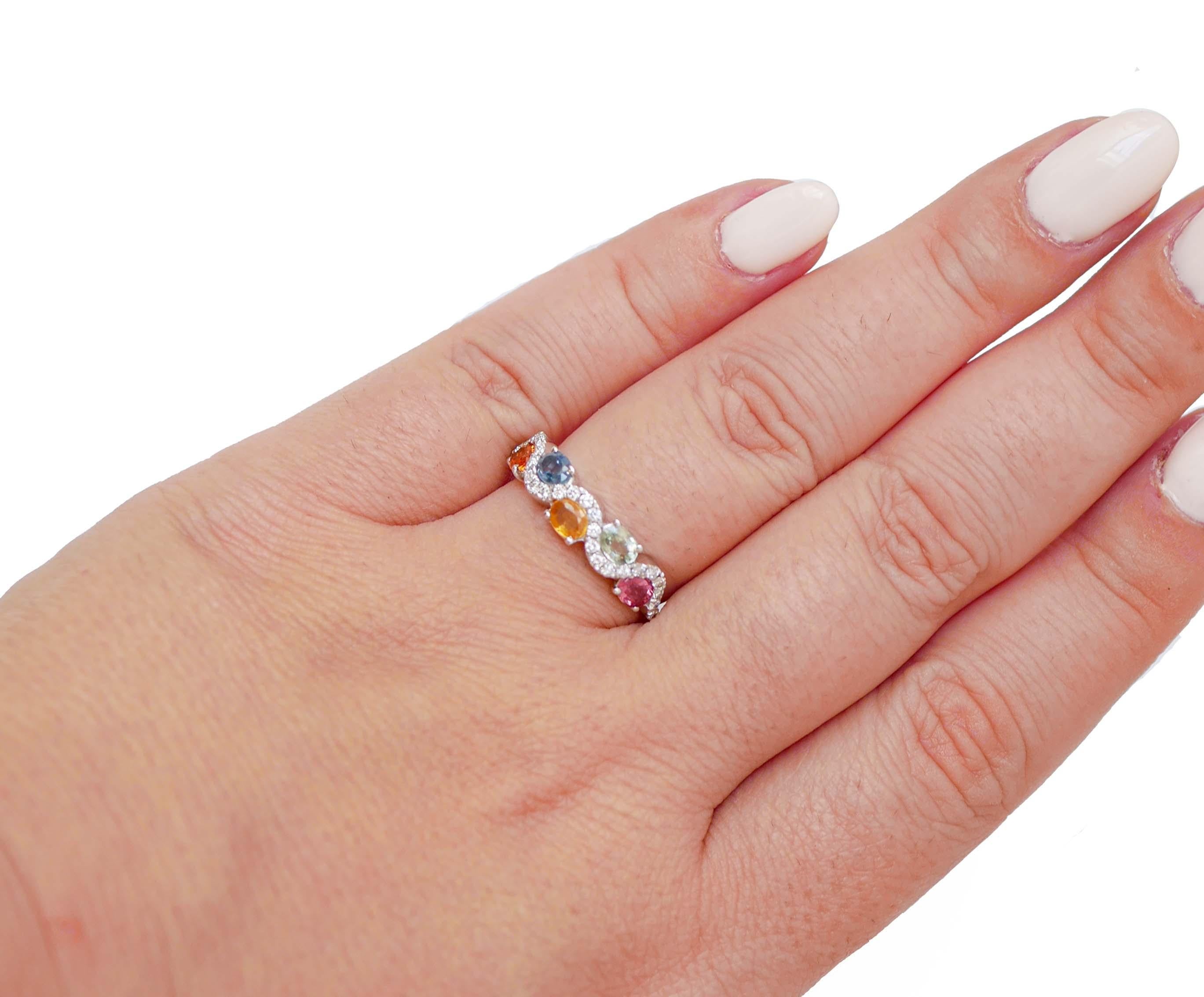 Moderner Ring aus 18 Karat Weißgold mit mehrfarbigen Saphiren, Diamanten Damen im Angebot