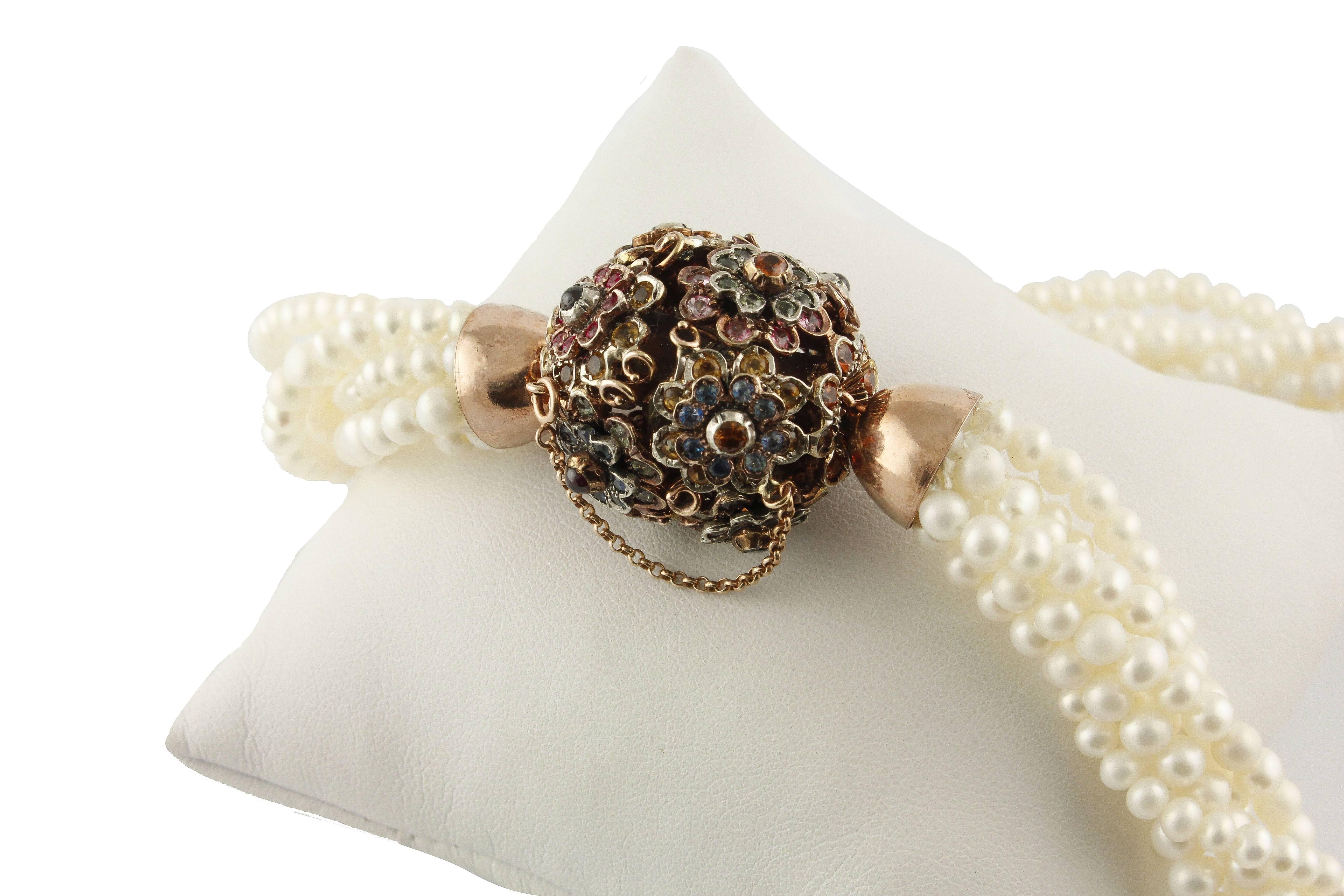 Très élégant collier de perles multi-stand, avec un fermoir spécial et magnifique en or rose 9 kt et argent, avec de nombreuses fleurs toutes embellies avec des saphirs multicolores brillants.
Saphirs ct 14,87
Perles g 85,9
Poids total g 121,5
R.F +