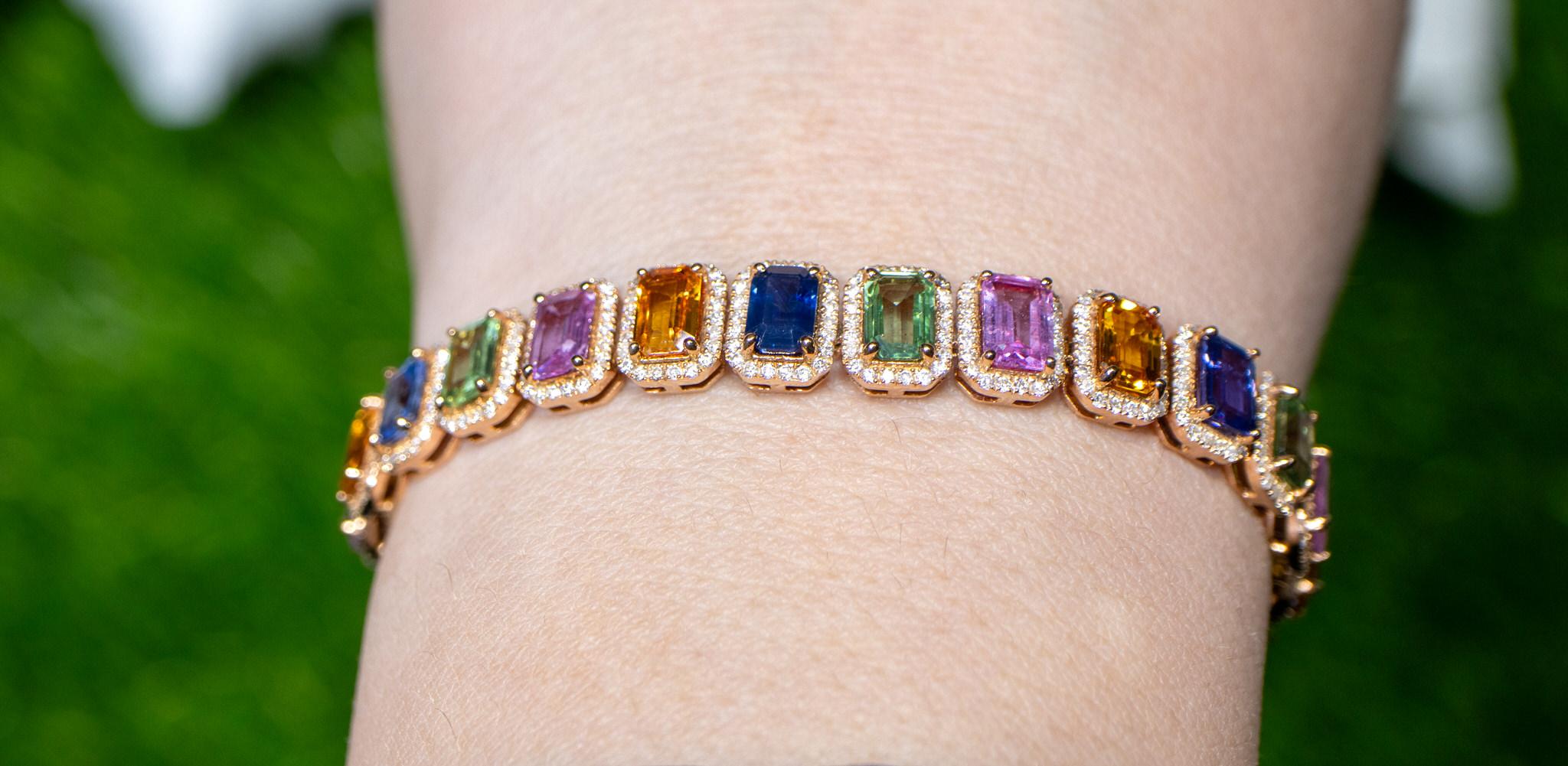 Mehrfarbiges Saphir-Regenbogen-Armband Diamant-Halo 16,5 Karat 18K Roségold im Angebot 1