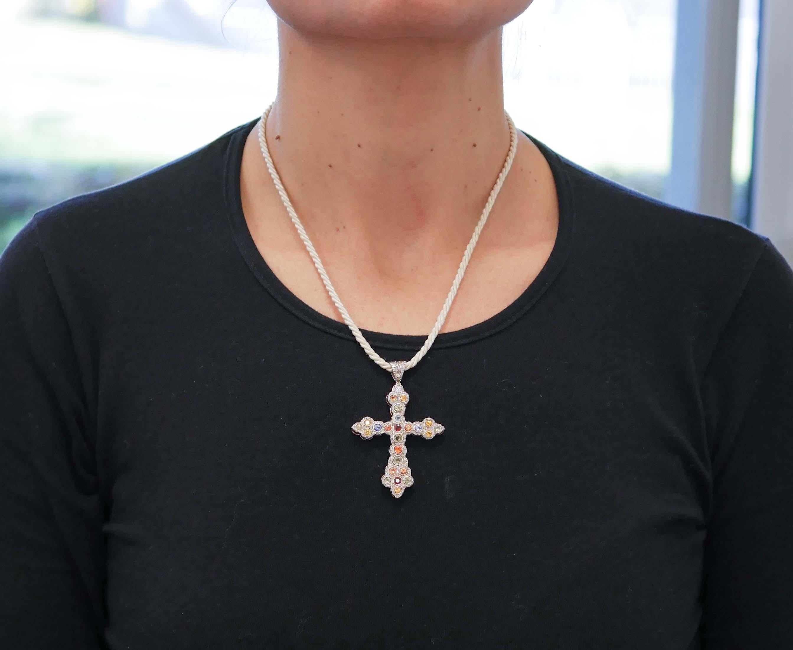 Multicolor Sapphires, Diamonds, Rose Gold and Silver Cross Pendant Necklace In Good Condition For Sale In Marcianise, Marcianise (CE)