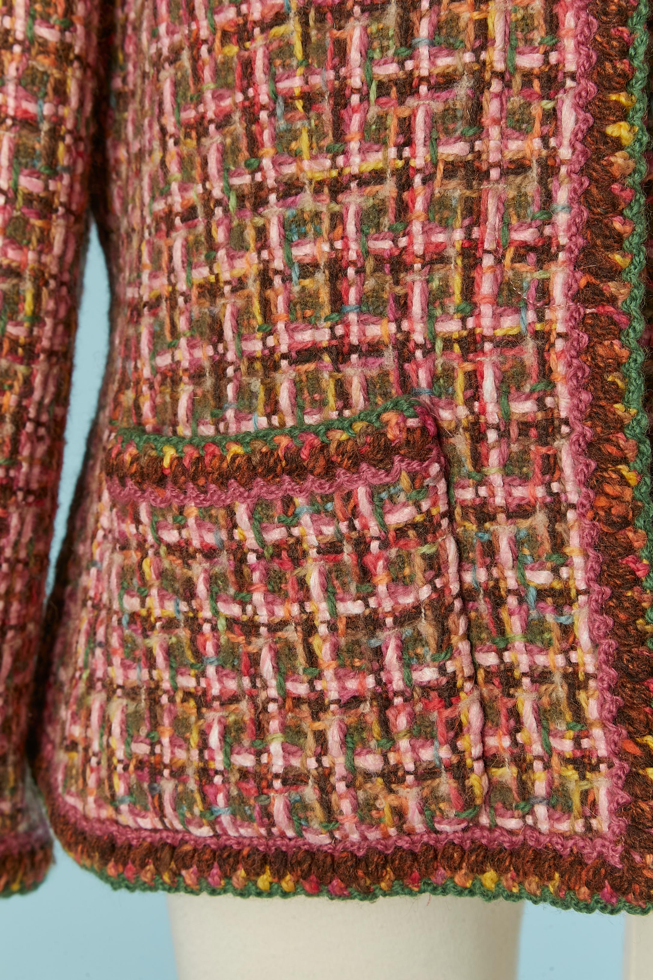 Giacca monopetto multicolore in tweed con cappello. Composizione del tessuto principale: 75% lana, 20% rayon, 3% acrilico, 2% nylon. Fodera in seta con marchio. Spallaccio. Chiusura con bottoni di marca nascosti nel legno e asola sul centro della