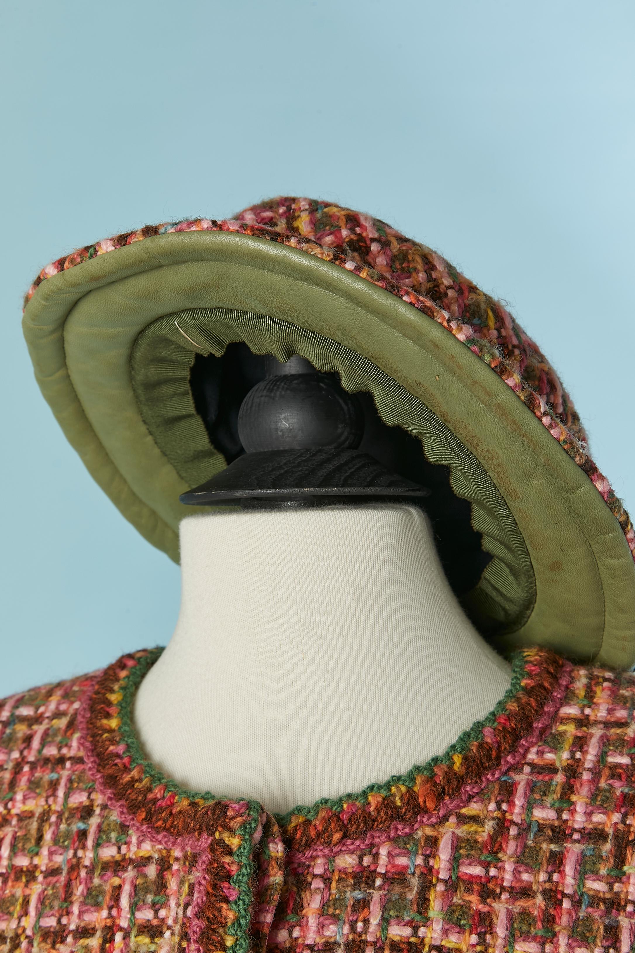Giacca monopetto multicolore in tweed con cappello Chanel in vendita 2