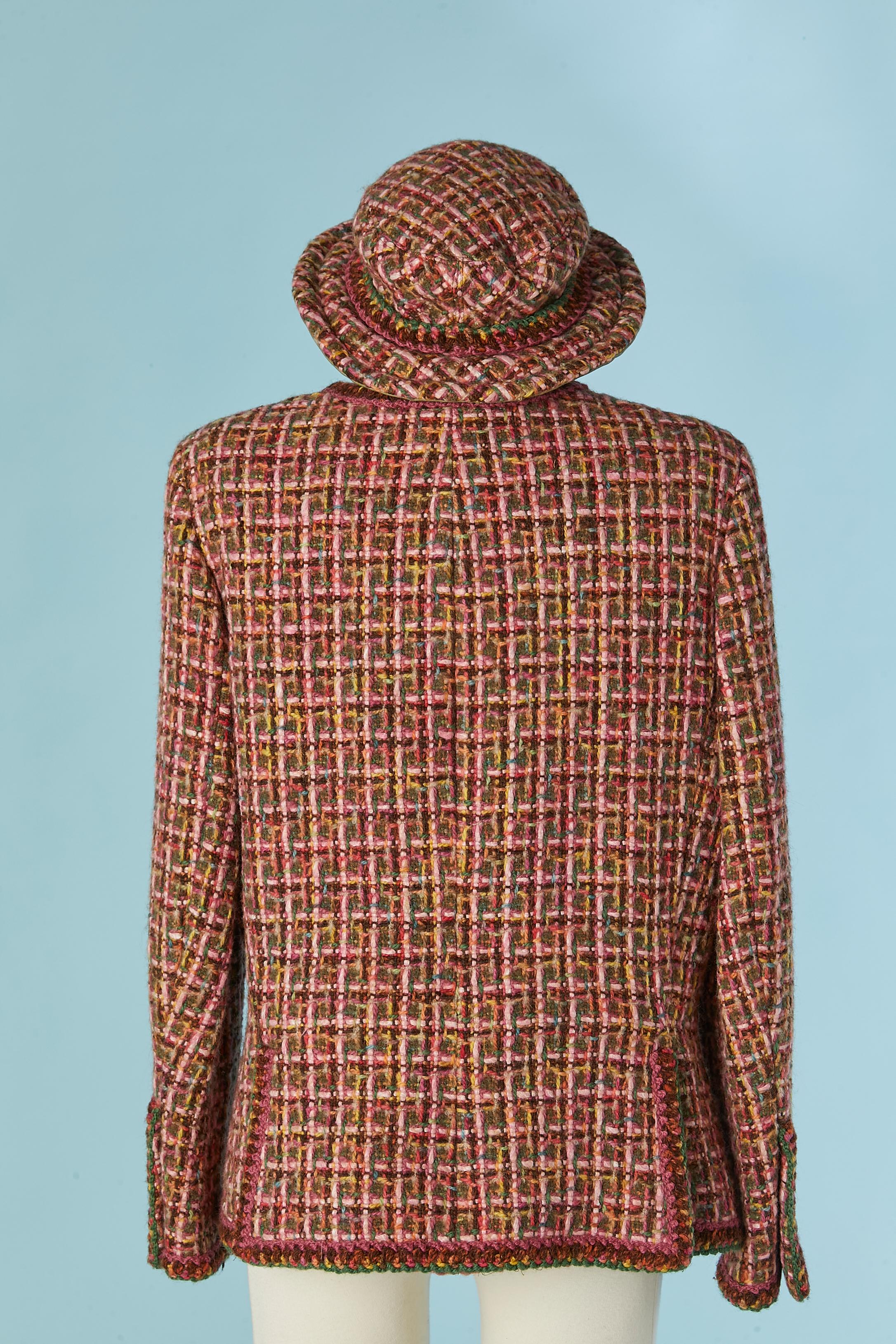 Giacca monopetto multicolore in tweed con cappello Chanel in vendita 4