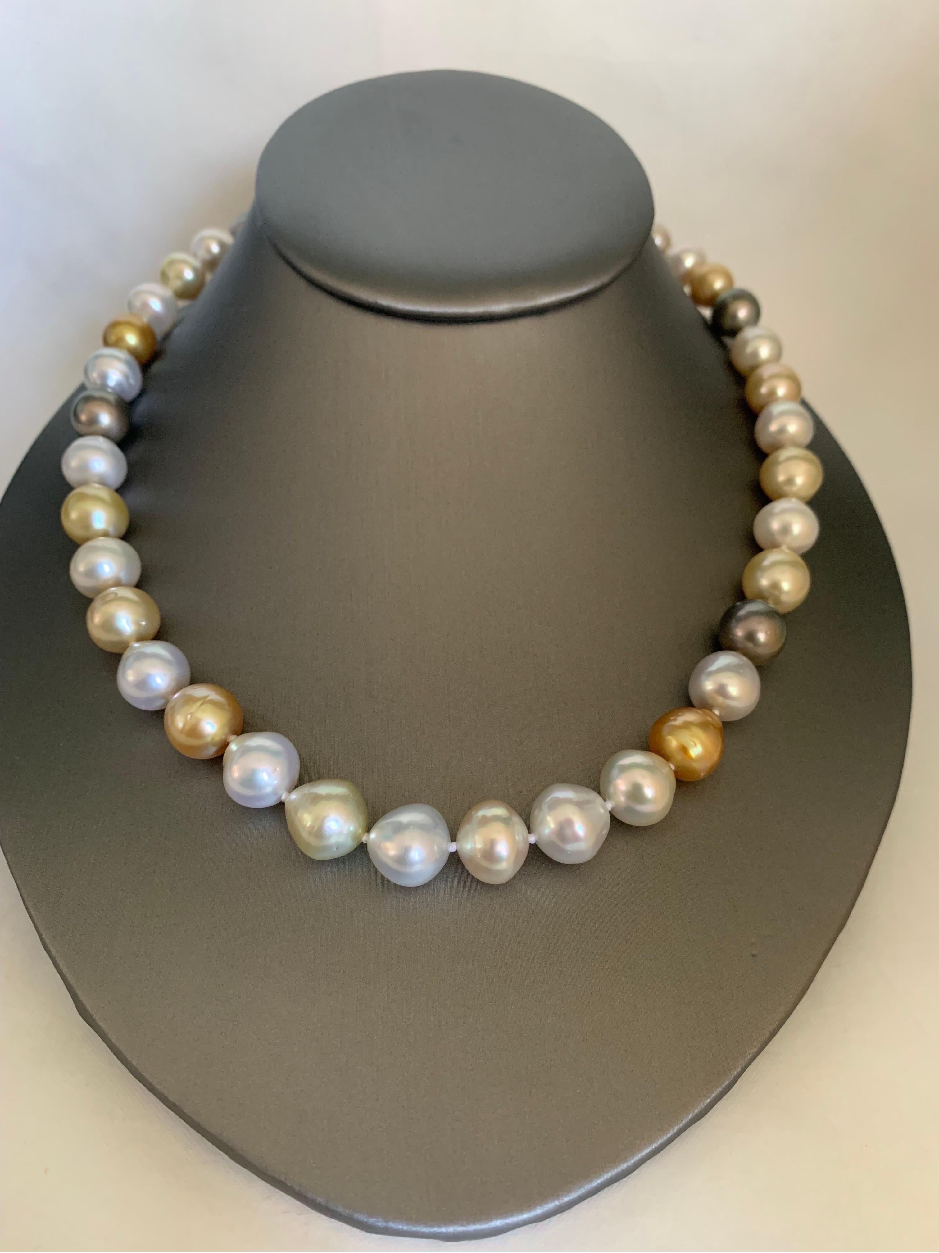 Werten Sie Ihren Look mit einer zeitlosen, abgestuften Perlenkette auf. Diese 18-18,5 Zoll lange Strangkette ist vollständig geknotet und von Hand mit passender Seidenkordel aufgefädelt. Die Halskette besteht aus 39 lebendig schimmernden,