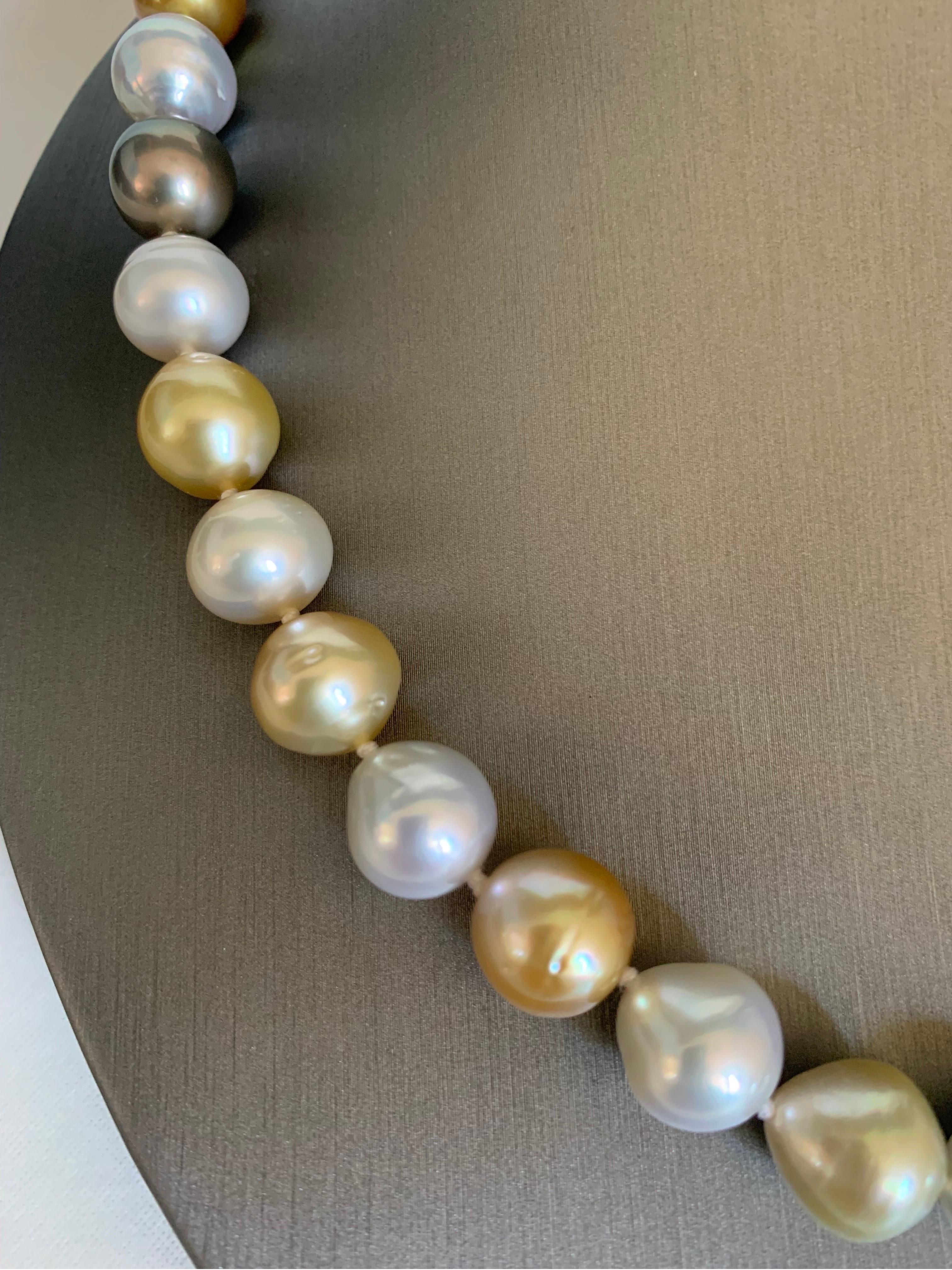 Mehrfarbige Südsee- und Tahiti-Perlenkette mit Gelbgold-Diamantverschluss (Rundschliff) im Angebot