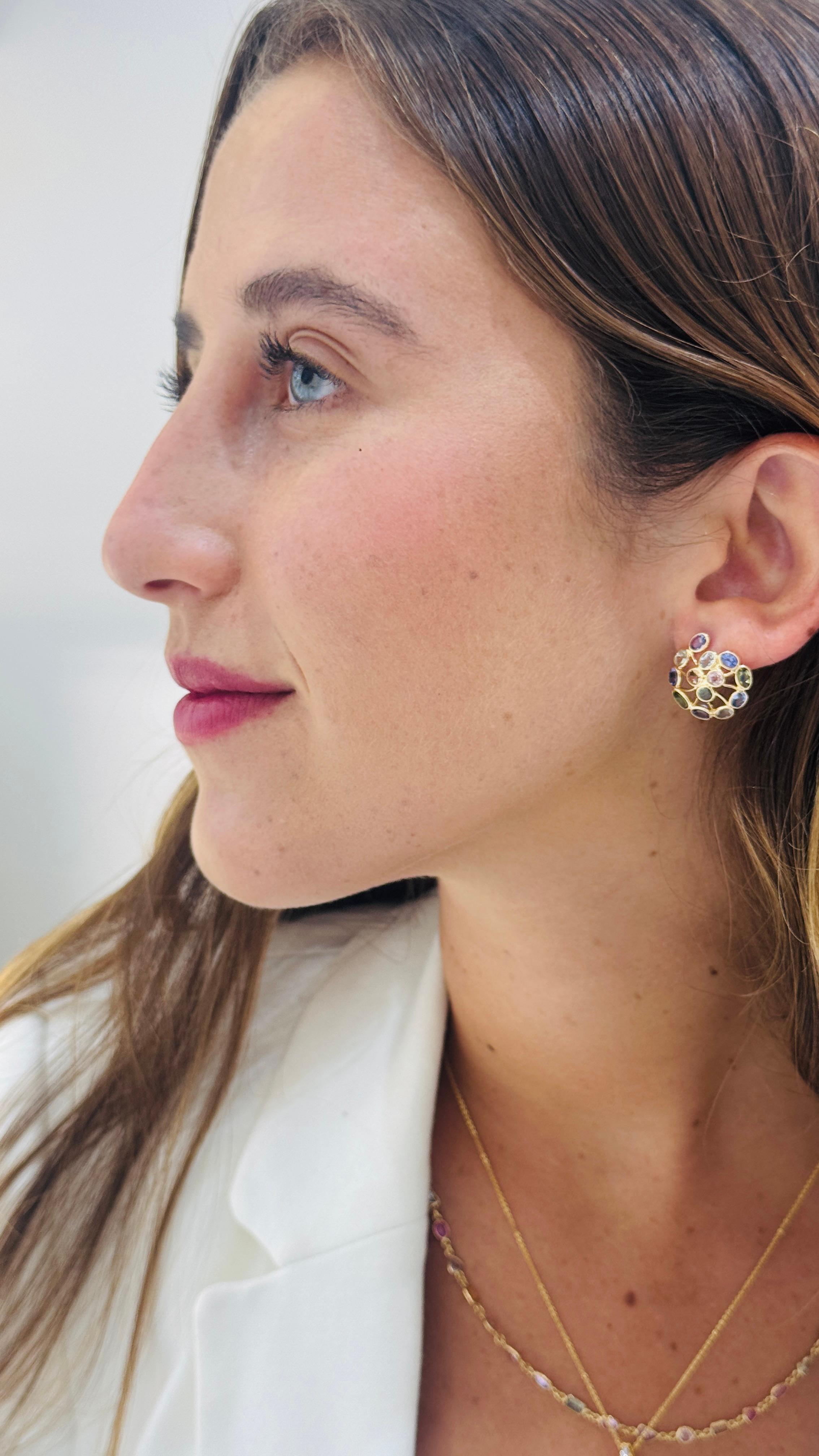 Tresor Beautiful Earring verfügen über 5,41 Karat Multicolor Stein. Der Ohrring ist eine Ode an die luxuriöse und doch klassische Schönheit mit funkelnden Edelsteinen und femininen Farbtönen. Ihr zeitgemäßes und modernes Design macht sie perfekt und