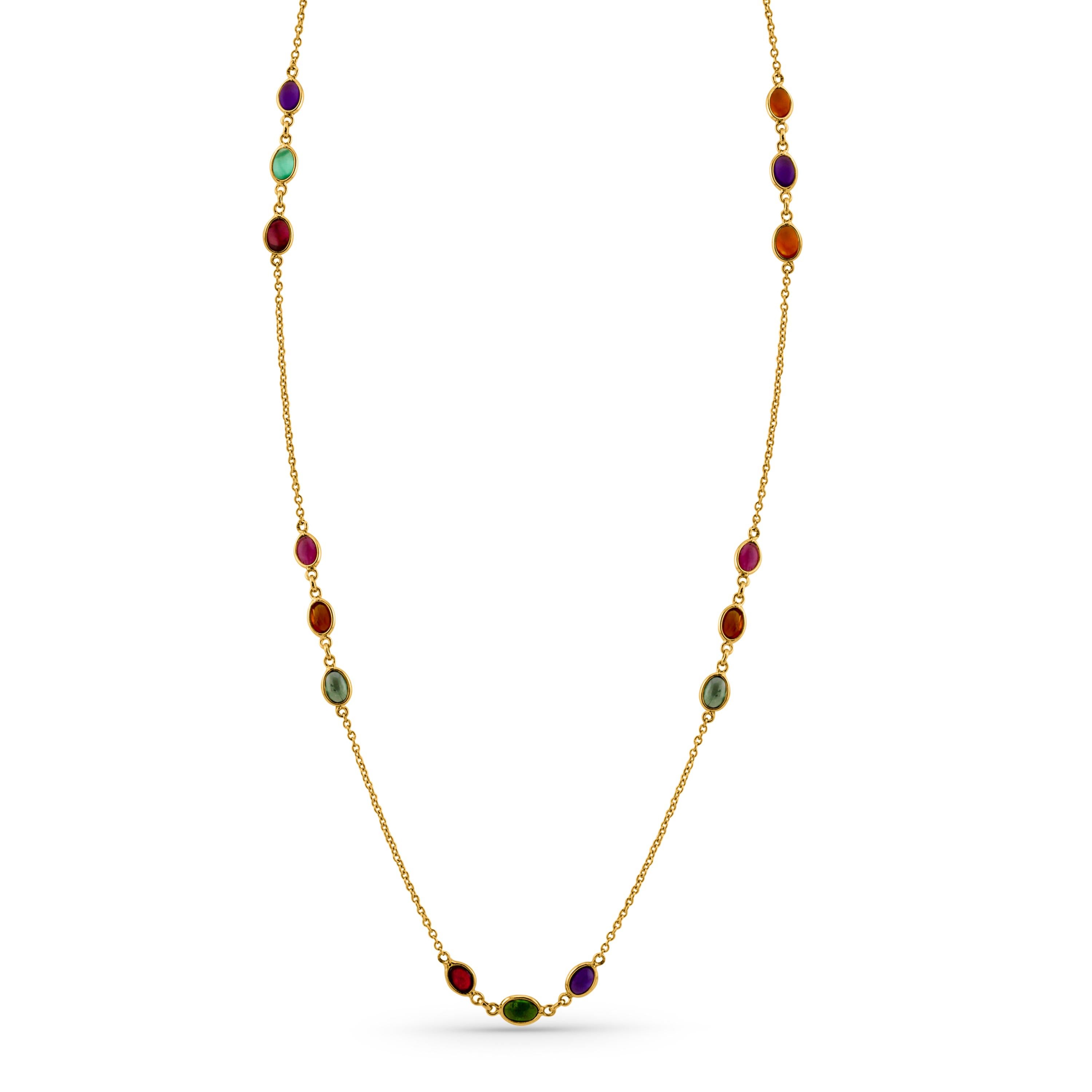 La bellissima collana Tresor presenta 3,87 carati di pietre multicolori. Le collane sono un'ode alla bellezza lussuosa e classica con pietre scintillanti e tonalità femminili. Il loro design contemporaneo e moderno li rende versatili nell'utilizzo.