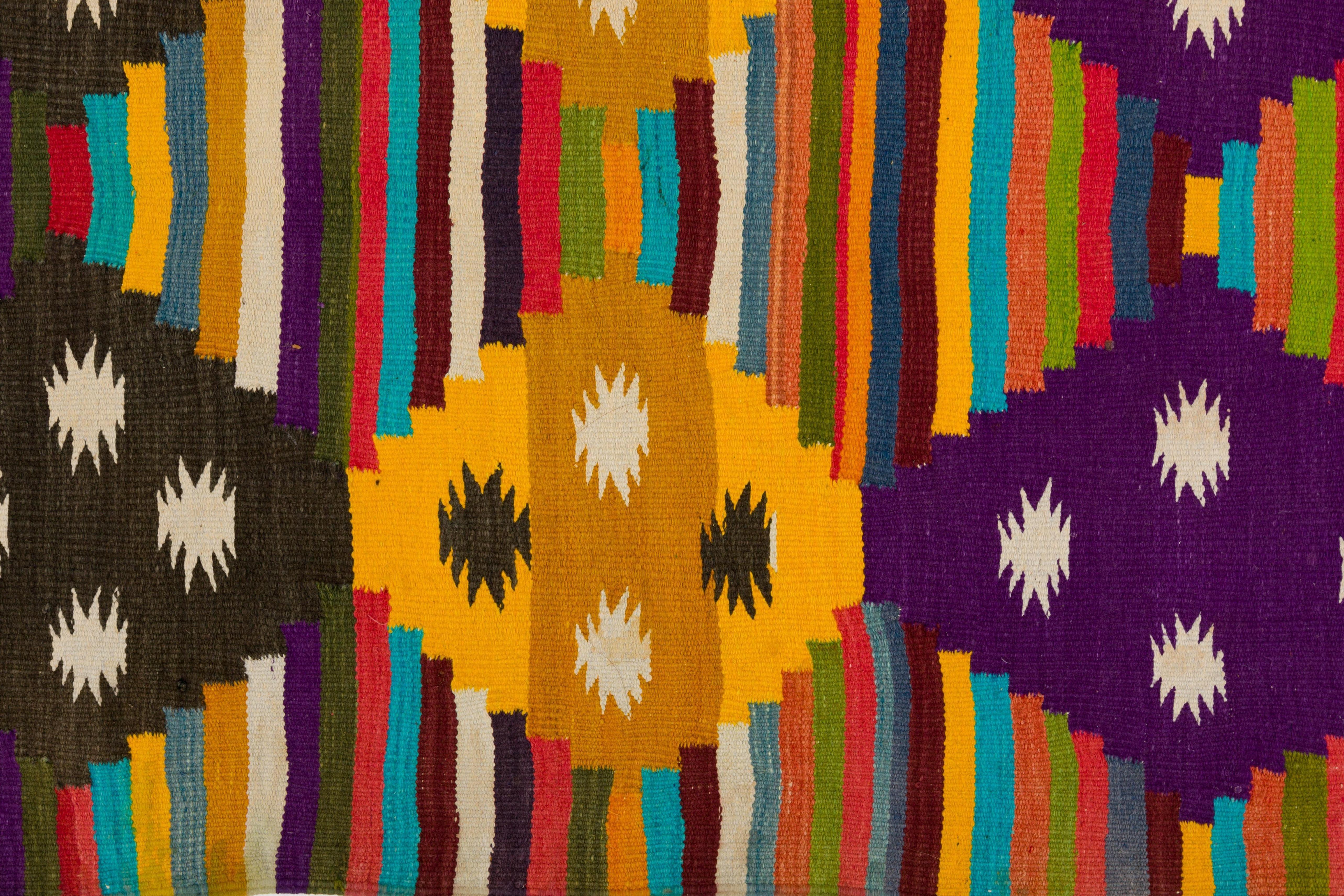 Lebendiger, mehrfarbig gestreifter, handgewebter Dhurrie-Teppich aus Baumwolle aus Rajasthan, Indien.
Fein ausgearbeitetes Rautenmuster innerhalb der Streifen. Wunderschöne handgeknüpfte Fransen an beiden Enden.