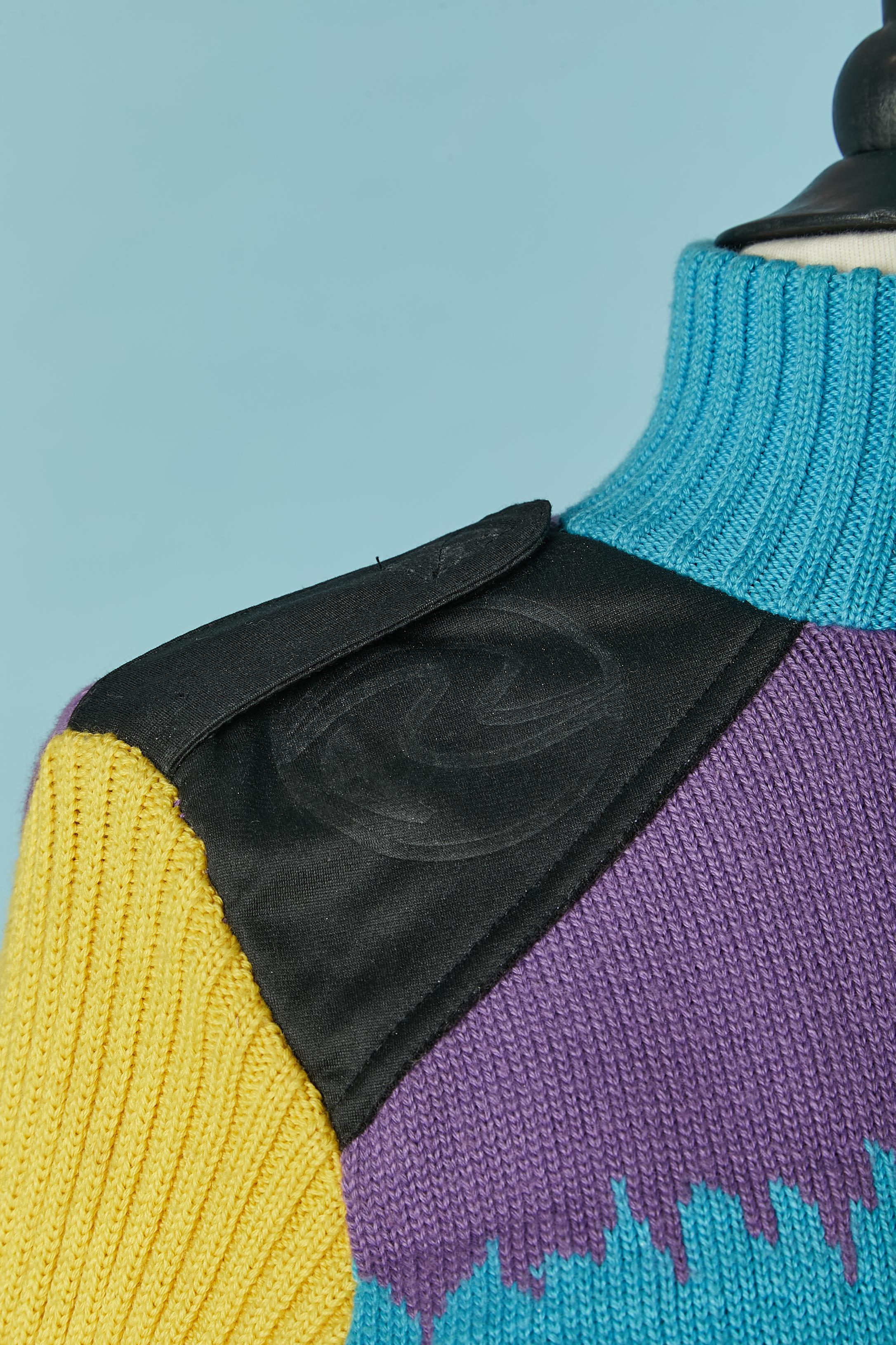 Cardigan tecnico a righe multicolore. È impossibile leggere l'etichetta della composizione del tessuto, ma probabilmente la maglia è di lana. Inserto in jersey tecnico sulla spalla e fodera in materiale termotecnico. (Rossignol è un'azienda di