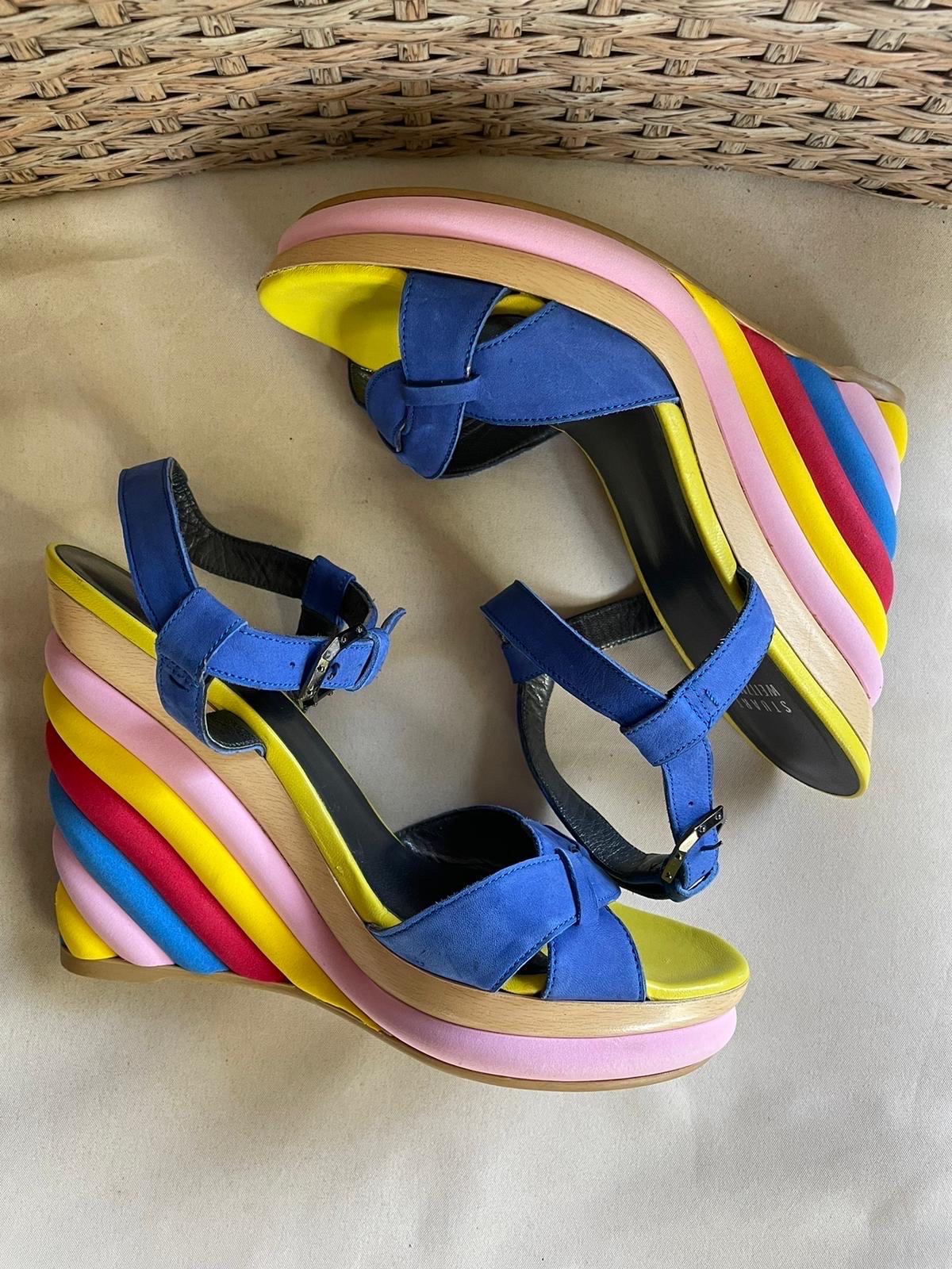 Chaussures compensées multicolores Stuart Weitzman, brides en daim bleu, semelle compensée en bois recouverte de bandes de caoutchouc de différentes couleurs. 
Numéro 38
Neuf, jamais utilisé.