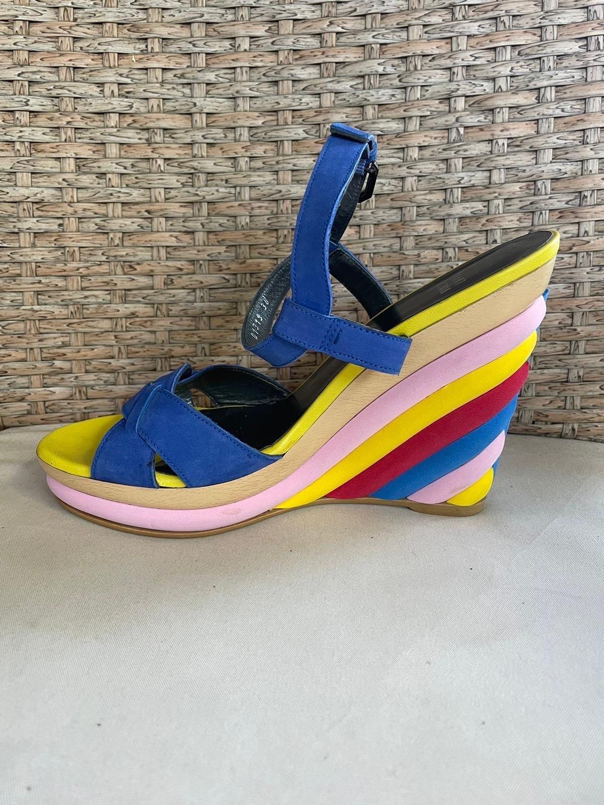 Violet Chaussures compensées multicolores Stuart Weitzman en vente