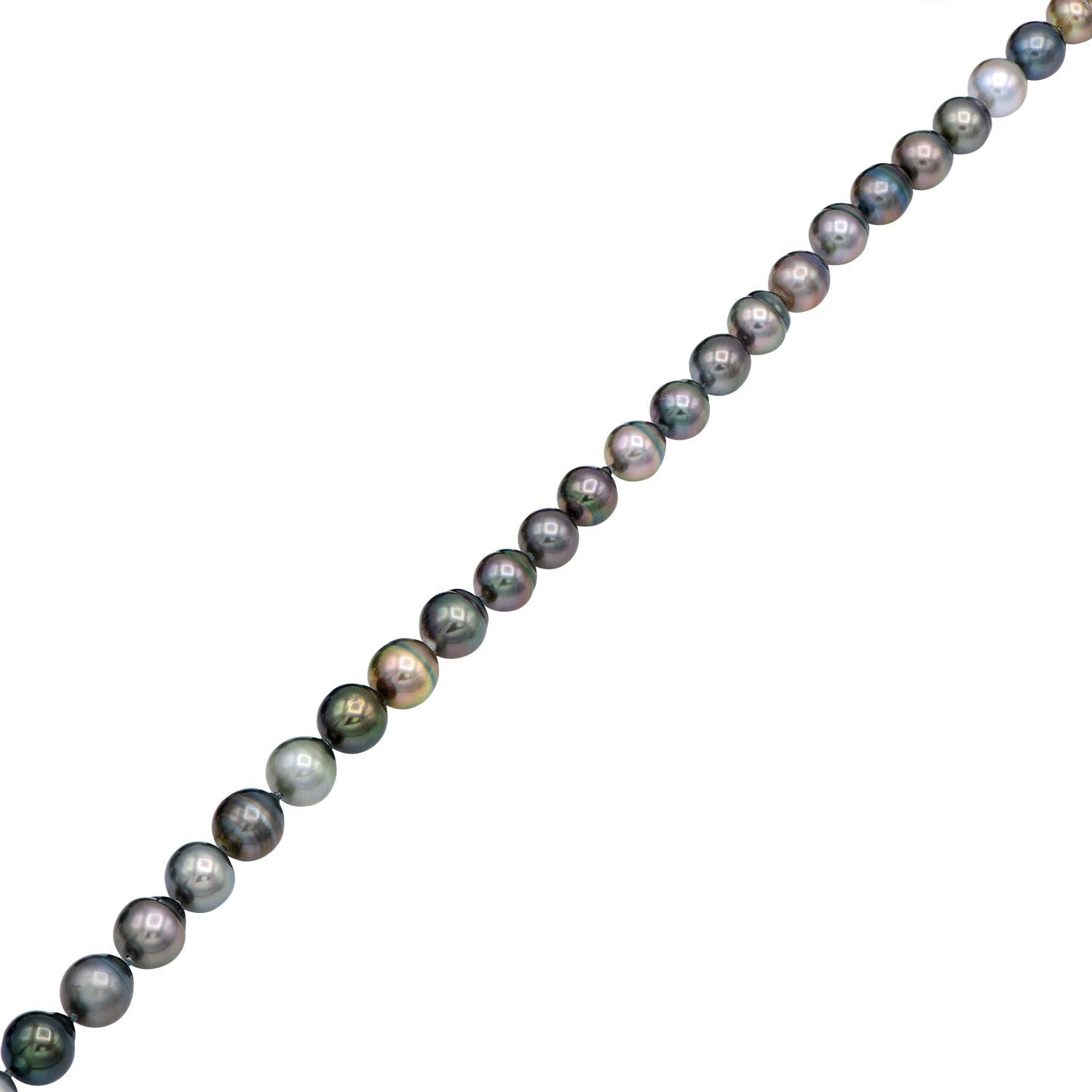 This beautiful baroque Tahitian pearl necklace is made from 11-12mm baroque multicolor Tahitian pearls. Every pearl has its own unique color and shape which makes it a truly special necklace. The pearls are strung with a double knot between each