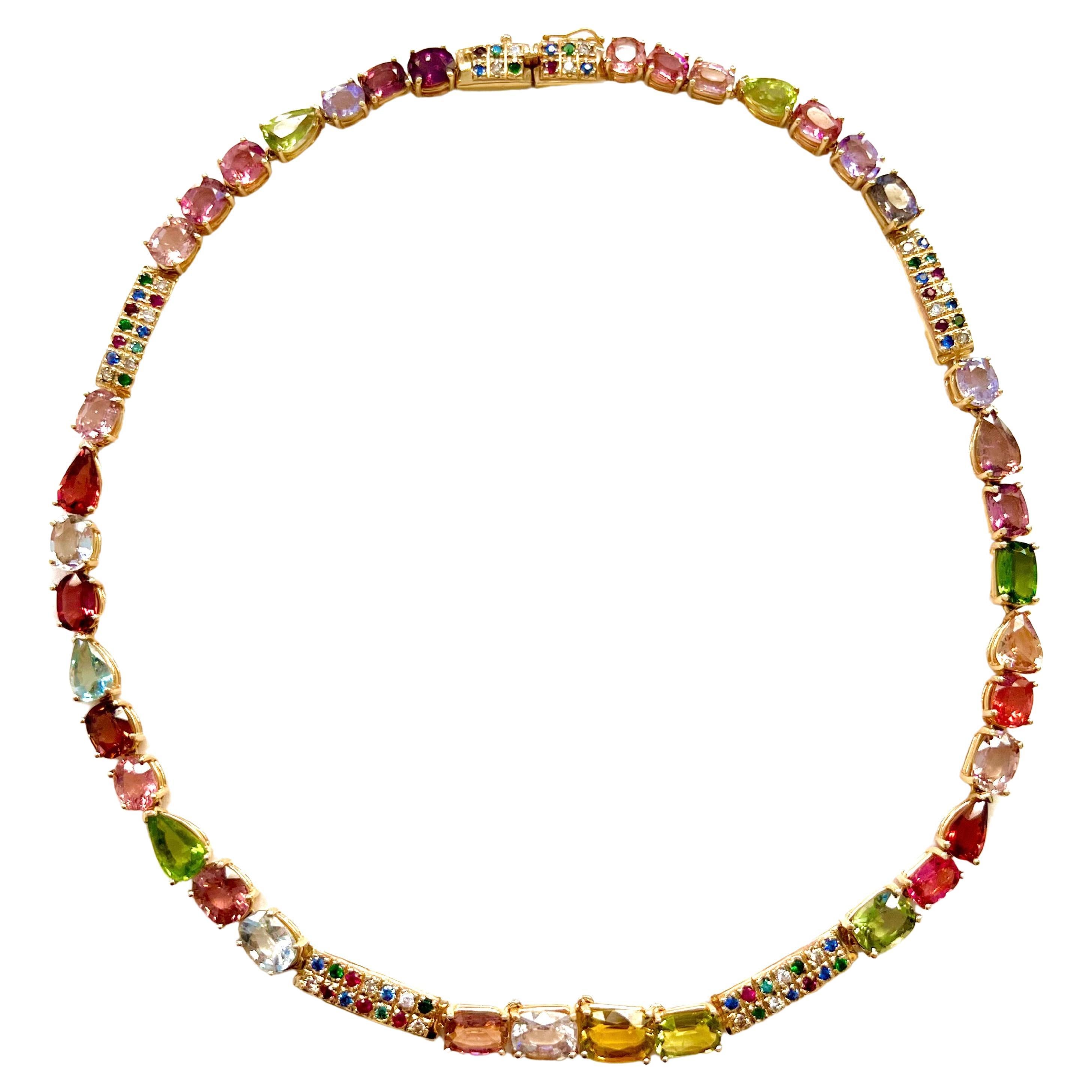Esta magnífica gama de colores atraerá la atención de todos.  El surtido de turmalinas de colores amarillo, rosa, violeta y verde está dispuesto en un orden no sistemático con barras de zafiro multicolor intermitentes .  Las turmalinas tienen varias