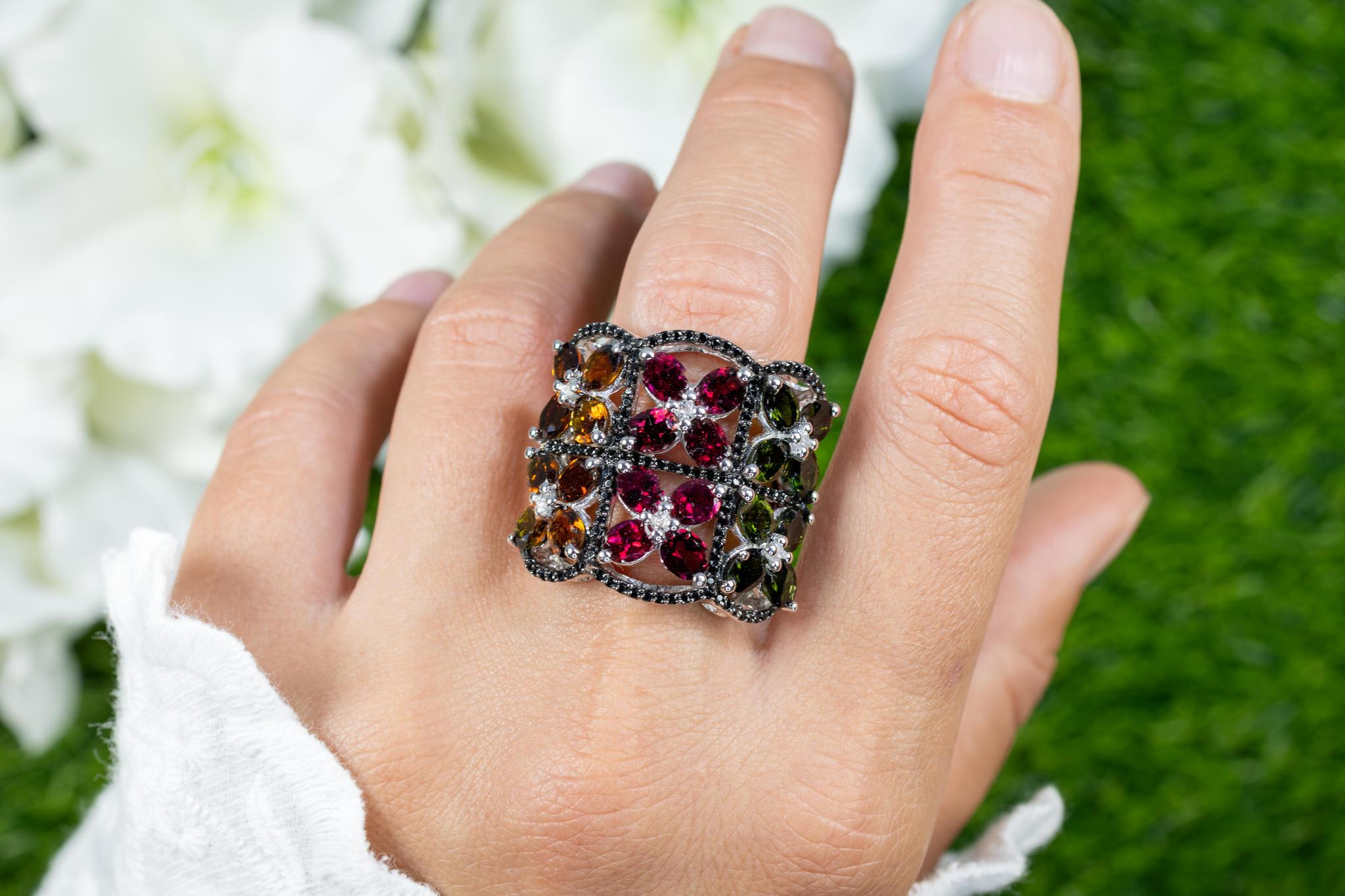 Contemporain Bague en tourmaline multicolore avec topazes blanches et spinelles noires 8,38 carats en vente