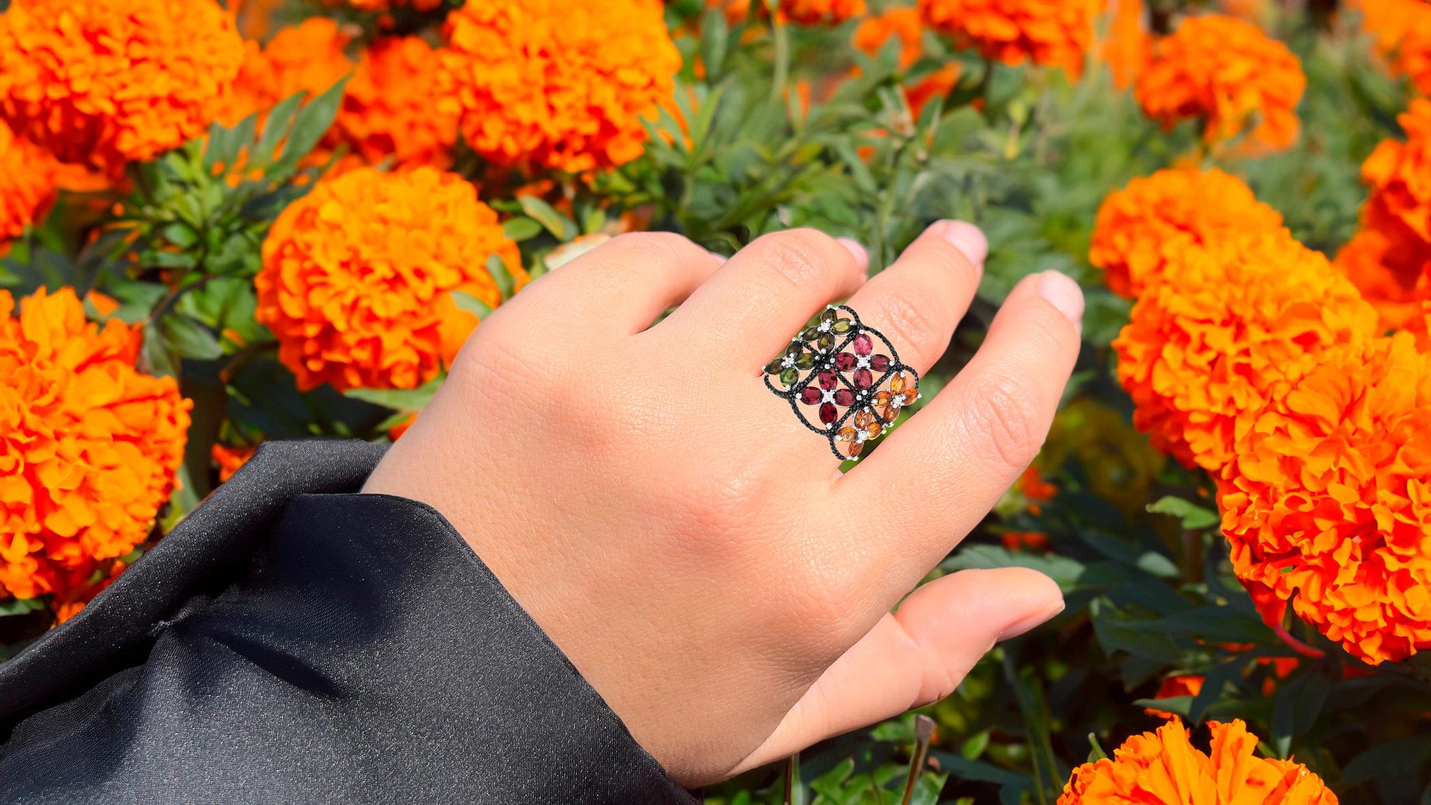 Taille mixte Multicolor Tourmaline Ring With White Topazes and Black Spinels 8.38 Carats en vente