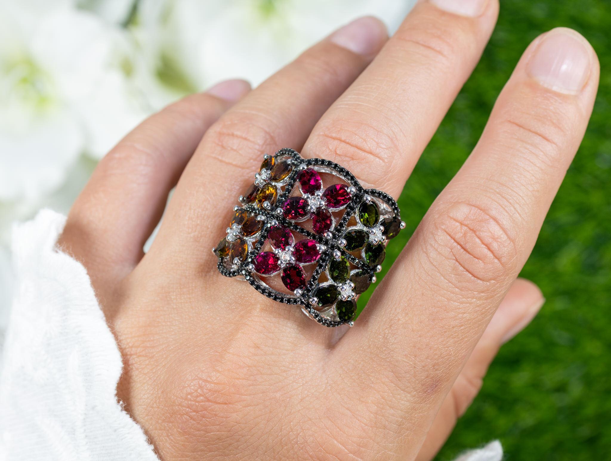 Taille mixte Bague en tourmaline multicolore avec topazes blanches et spinelles noires 8,38 carats en vente