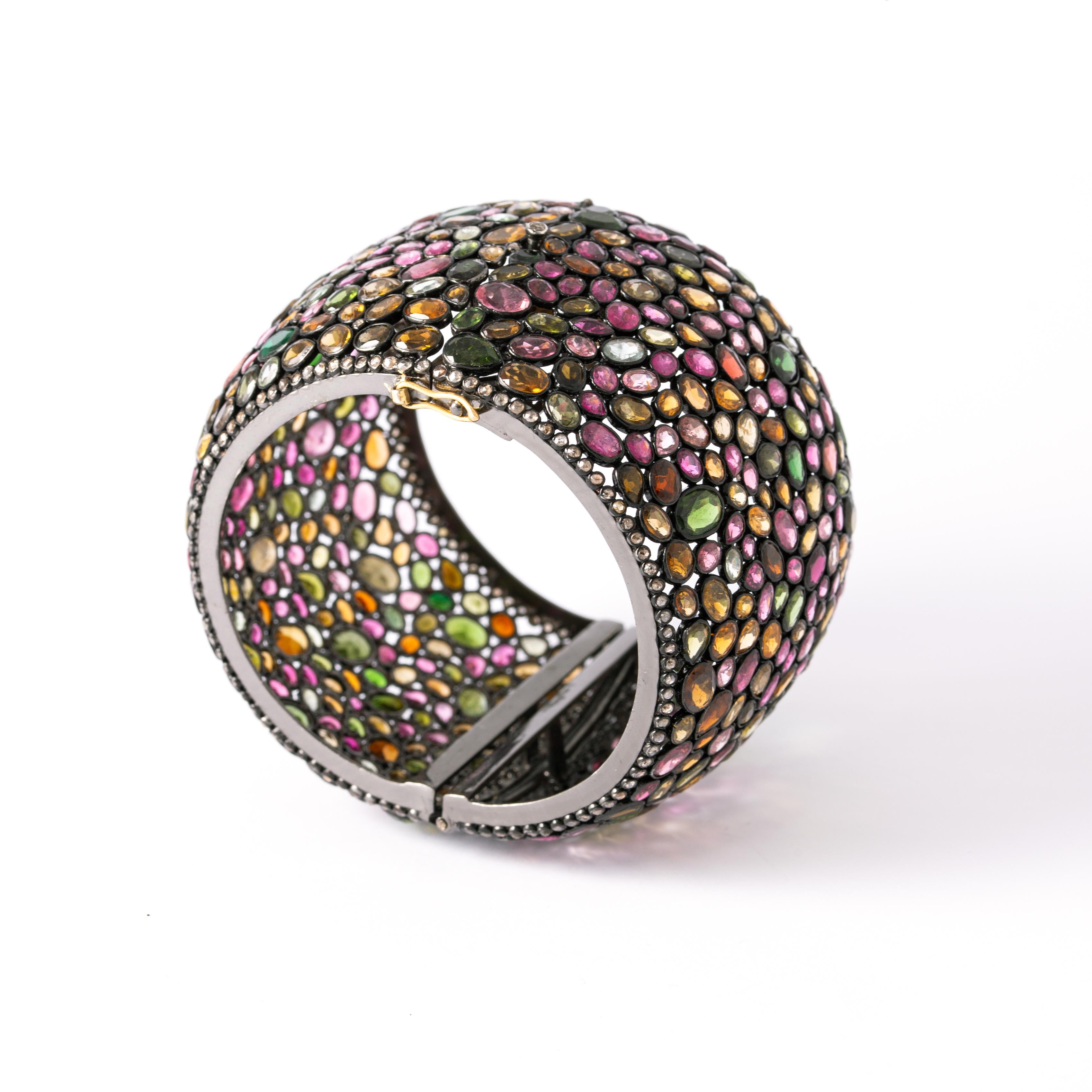 Taille ovale Bracelet manchette en argent noir avec tourmalines multicolores et diamants en vente