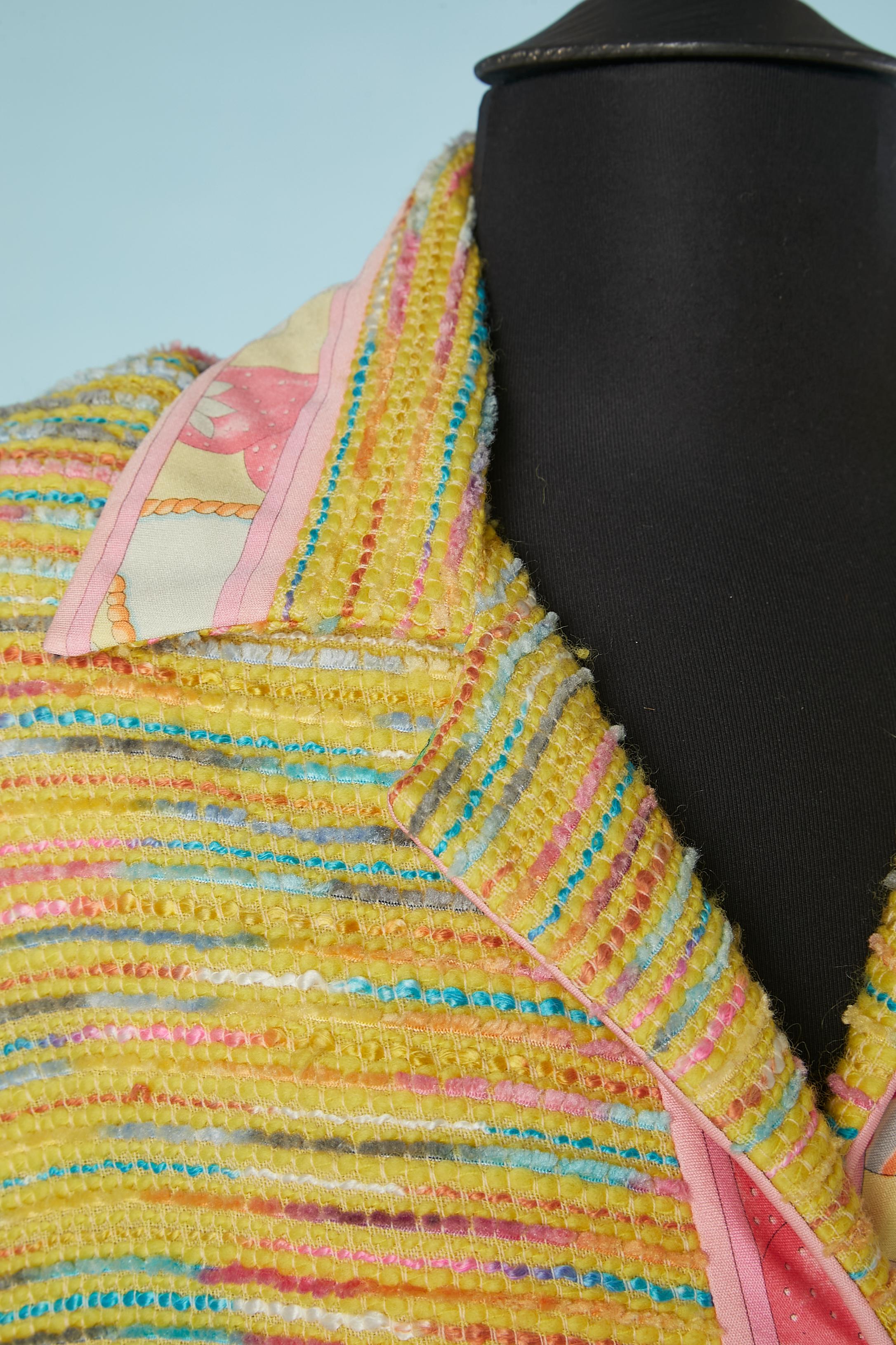 Robe longue en tweed multicolore à simple boutonnage  veste avec boutons de marque. Bord de la manche et patte de boutonnage imprimés en jersey de soie. Doublure en soie jaune. 
TAILLE 46 (Fr) 16 (Us) XL 