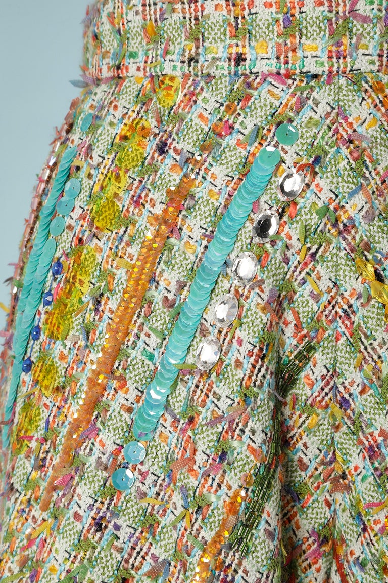 Multicolor tweed short with sequins, rhinestone and beads embroideries. Pale green silk lining. Zip and hook&eye on the right side. Show piece S/S 1993
SIZE : XS 