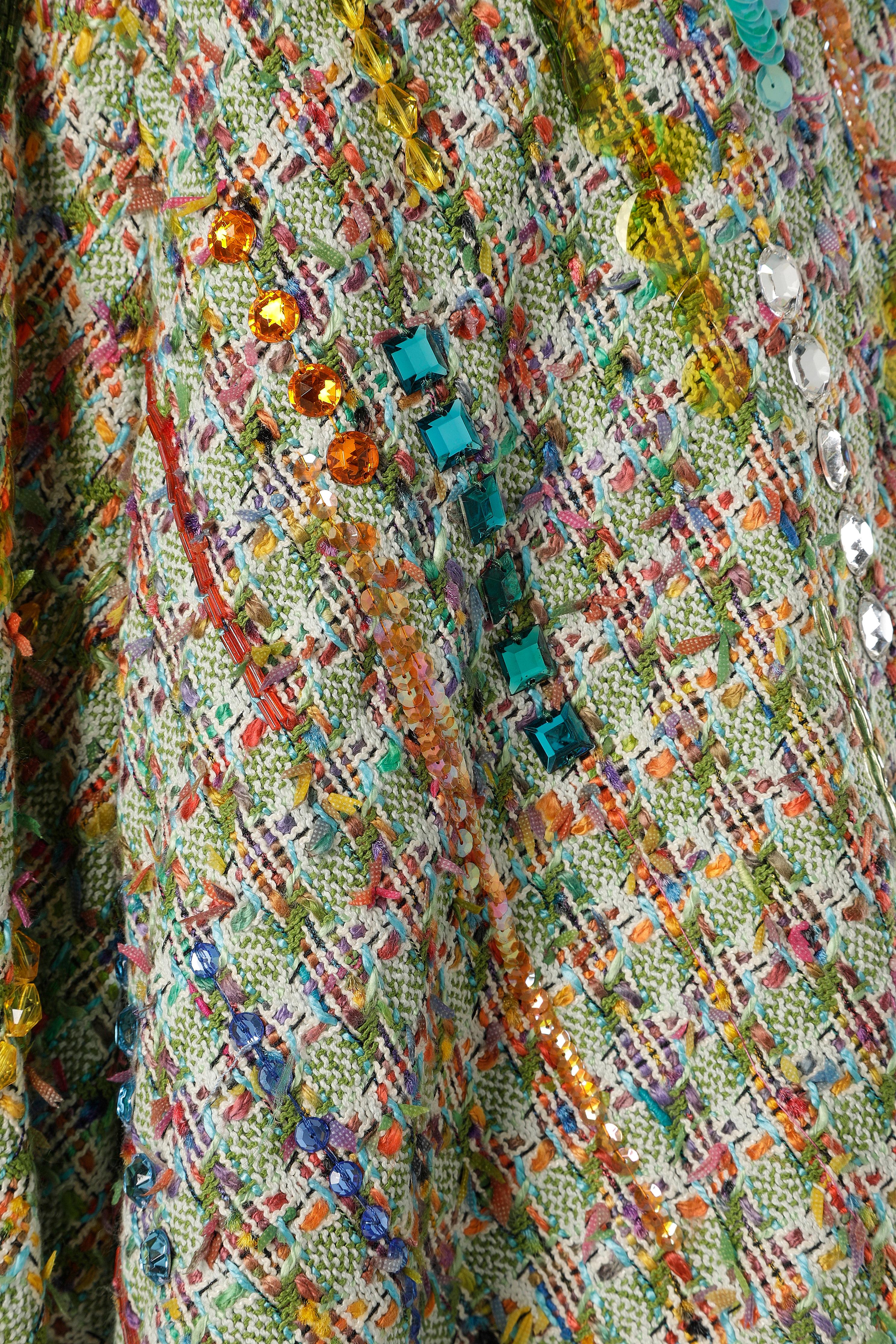 Multicolor tweed short with sequins, rhinestone and beads embroideries  Rochas  In Excellent Condition For Sale In Saint-Ouen-Sur-Seine, FR
