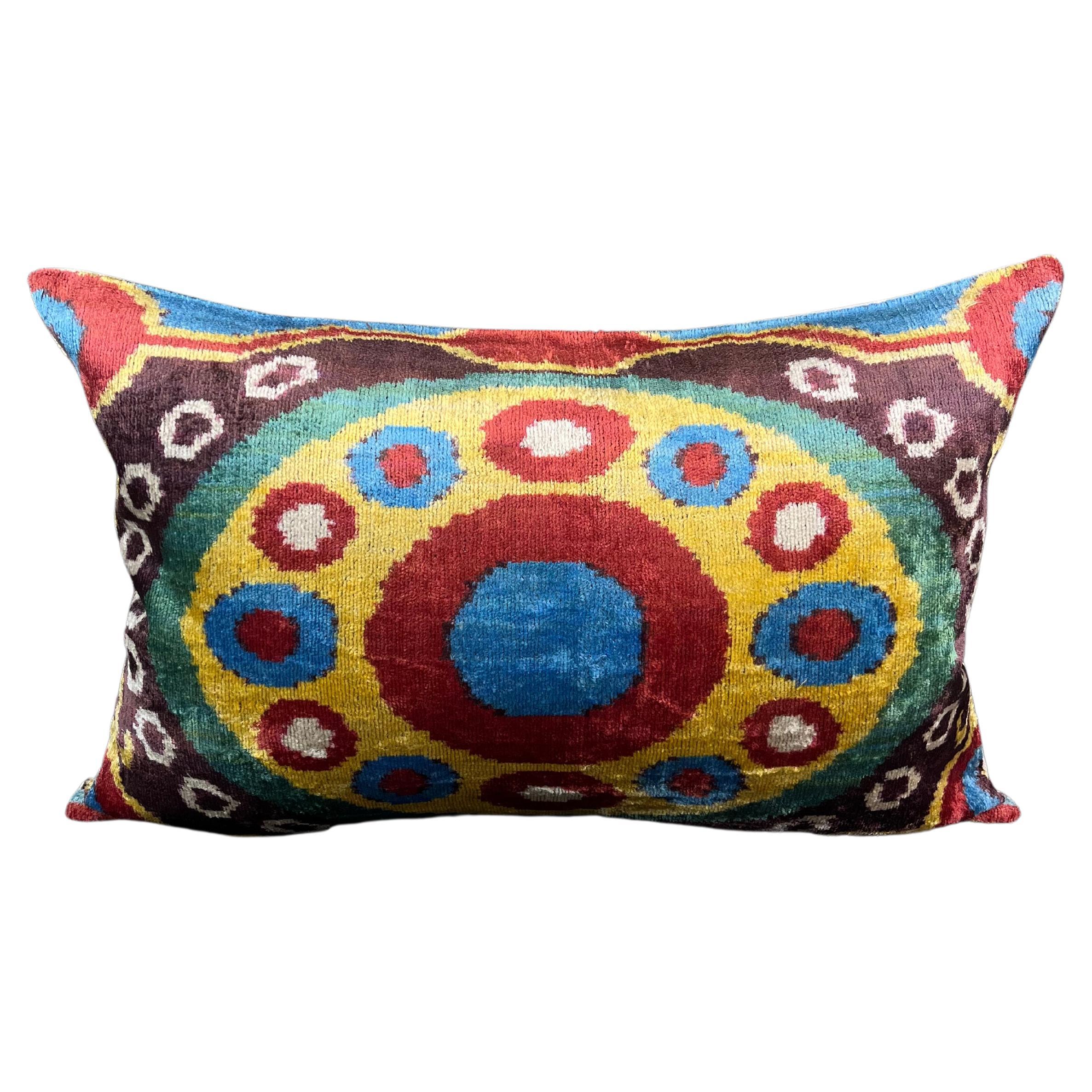 Housse de coussin Ikat en velours de soie multicolore 16" x 24".