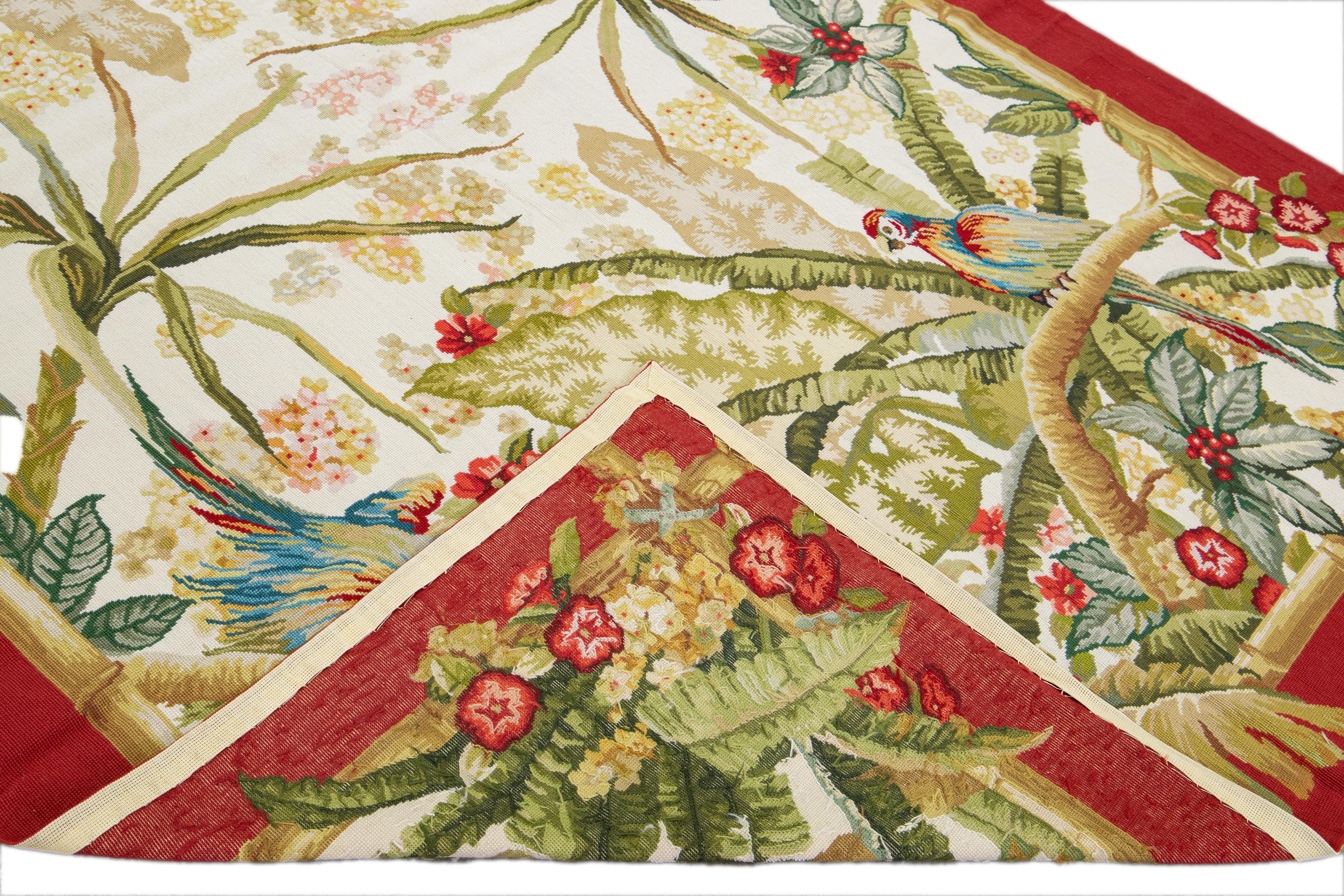 Schöne Vintage Aubusson Nadelspitze Wollteppich mit einem beige Feld. Dieses Stück hat grüne feine Details mit einem floralen eleganten Muster im gesamten Design

Dieser Teppich misst 5'11