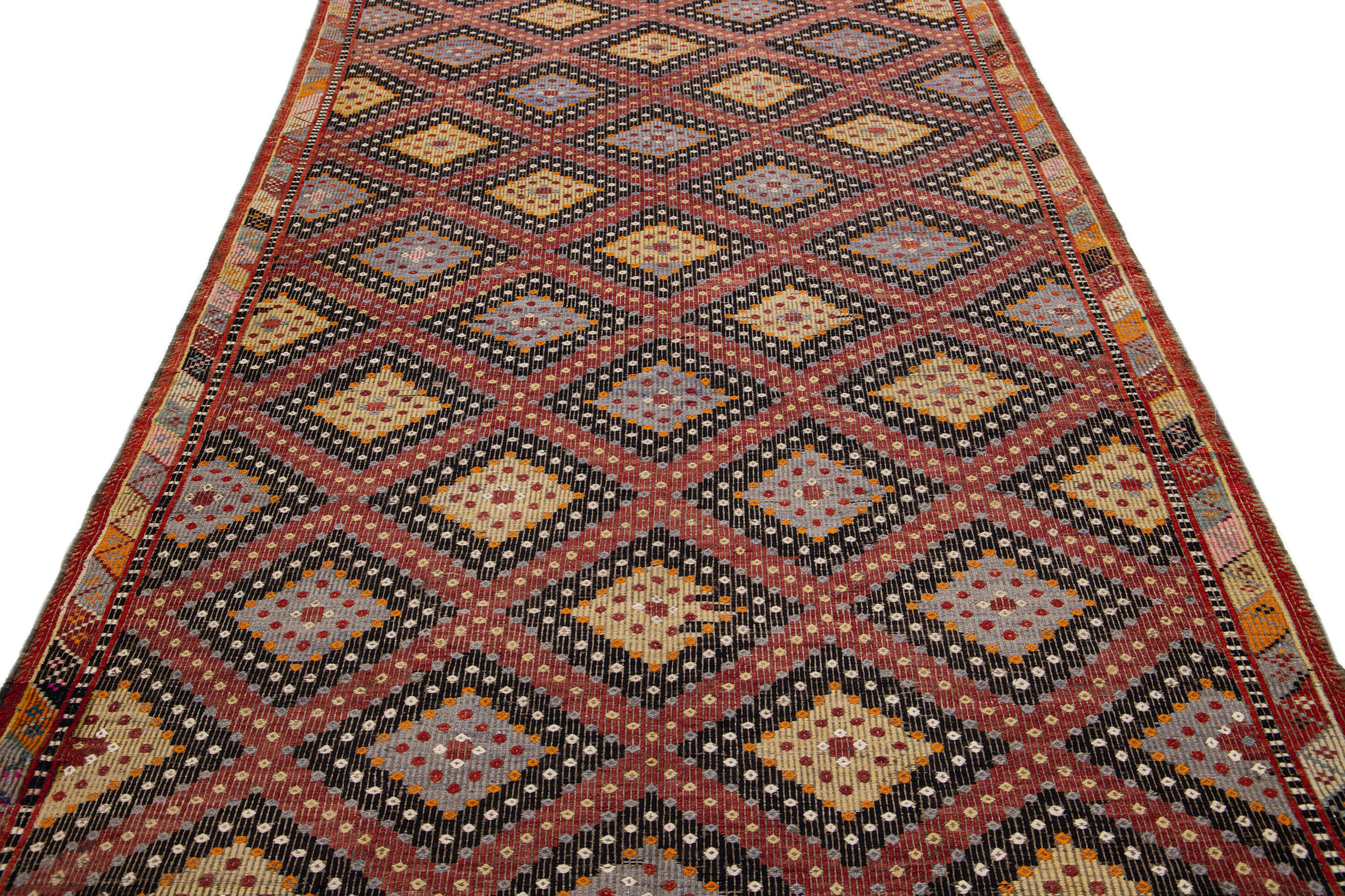 Schöner, handgeknüpfter Sumakh-Wollteppich mit schwarzem Farbfeld. Dieser Sumakh-Teppich hat rote, gelbe, graue und weiße Akzente in einem herrlichen geometrischen Allover-Muster.

Dieser Teppich misst 5'9