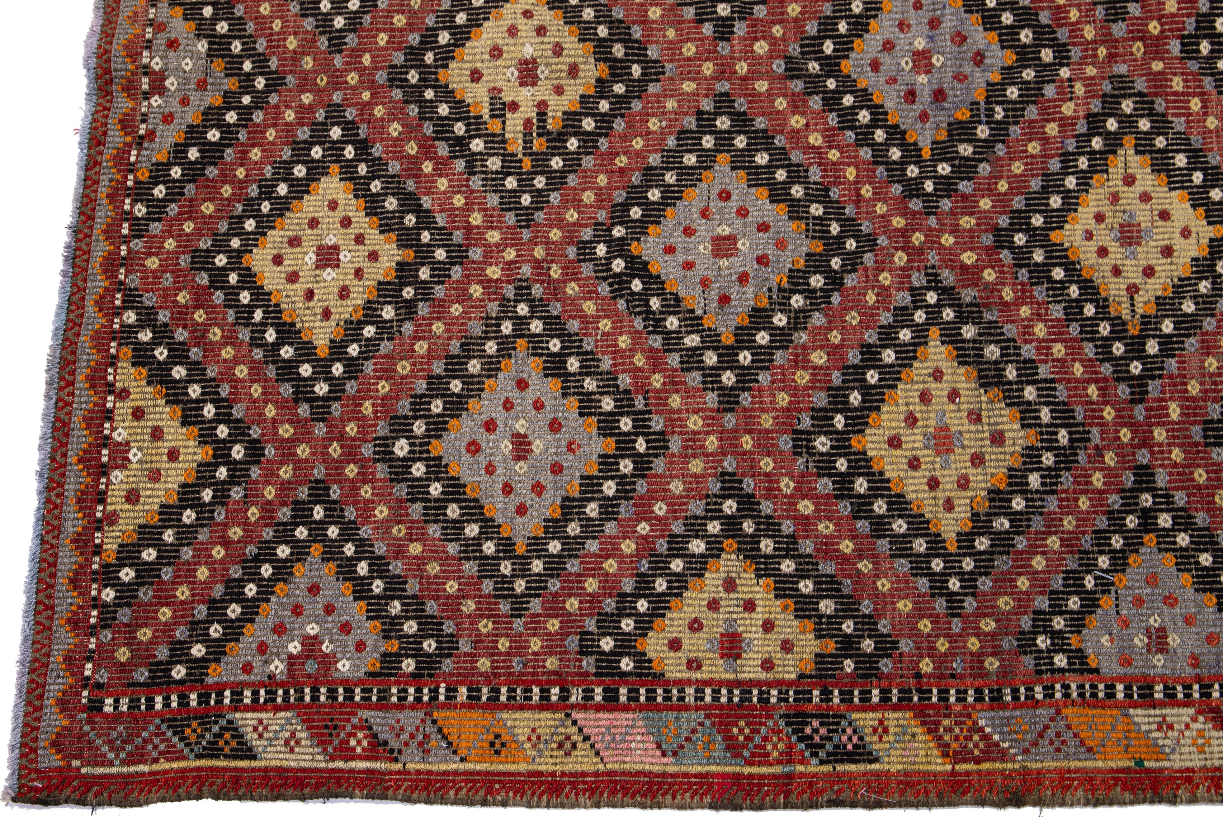 Sumakh Handgefertigter geometrischer Wollteppich mit mehrfarbigem Muster (Böhmisch) im Angebot