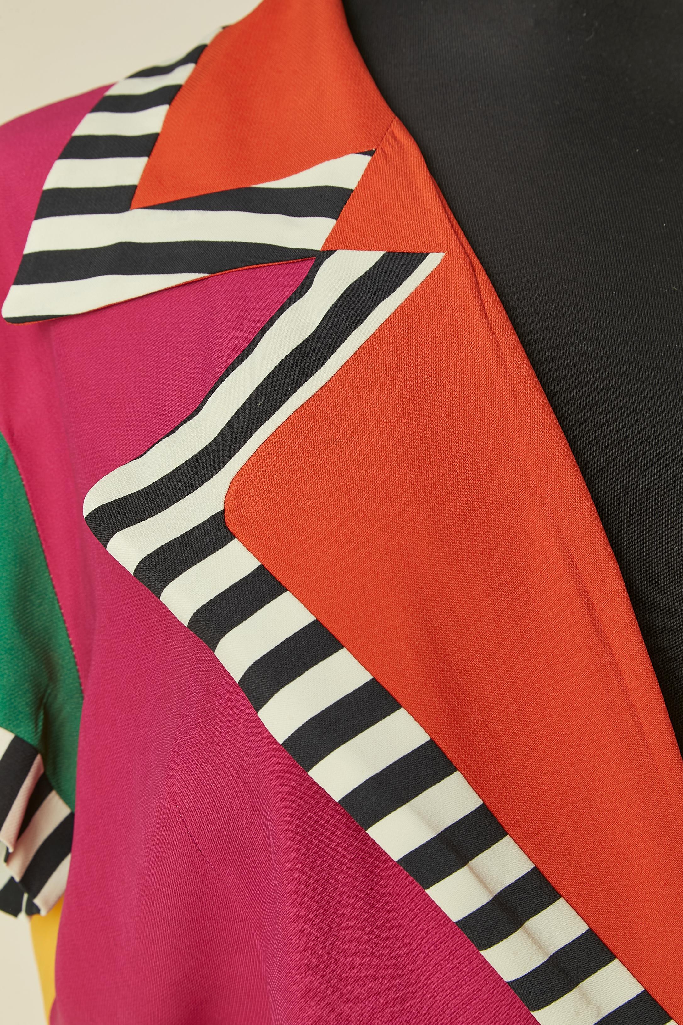 Chaqueta envolvente multicolor de manga corta. Composición del tejido liso: 55% acetato, 45% rayón. Composición del tejido a rayas: 100% rayón
TALLA L ( la talla de cintura es ajustable) 
