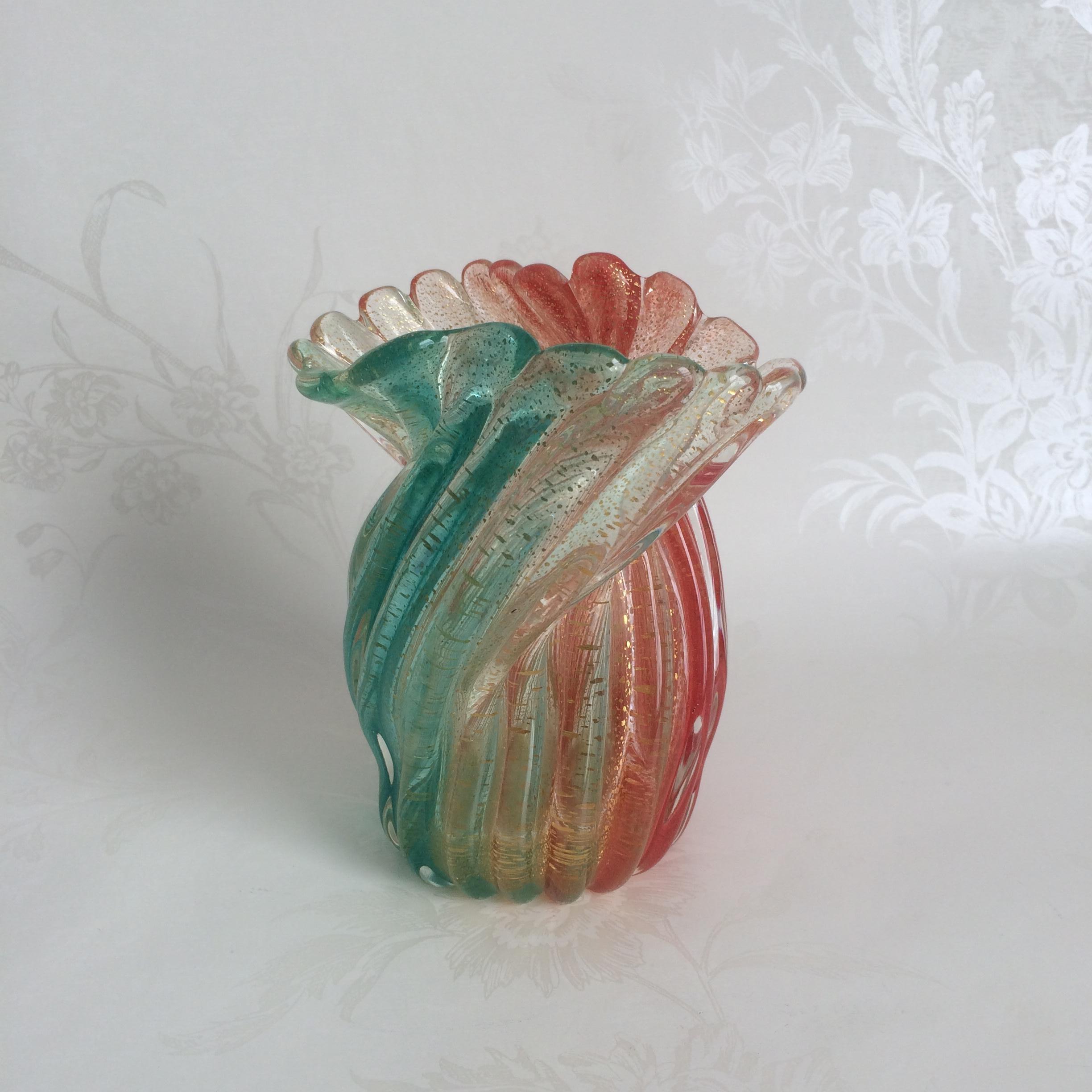 Modello raramente visto di un vaso Ritorto multicolore soffiato a mano e infuso con pigmenti colorati, una tecnica unica di Archimede Seguso. 
A causa della sua complessità, questa serie fu prodotta solo per un breve periodo dal 1952 al 1953 e fu